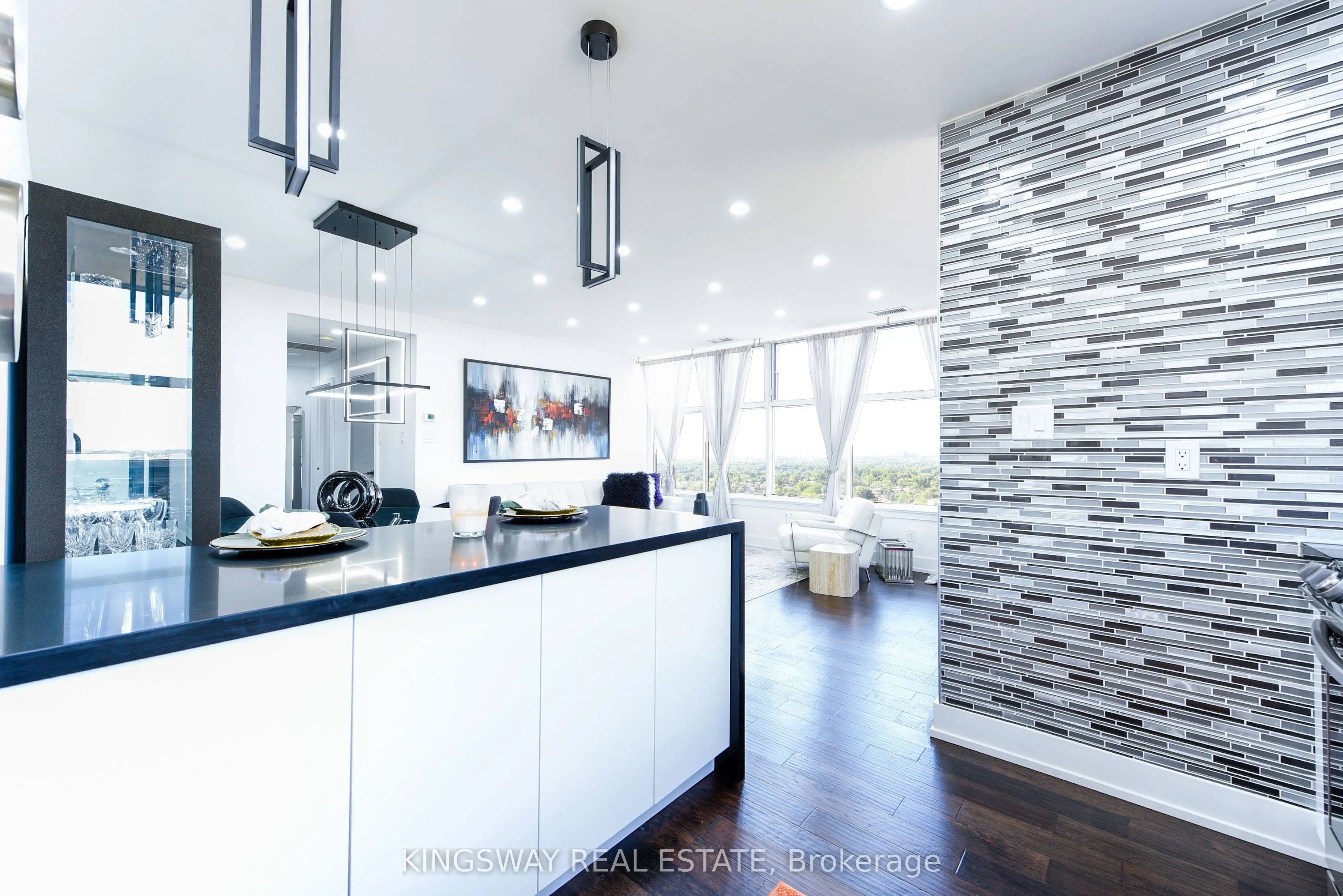 880 Dundas Street, #UPH02