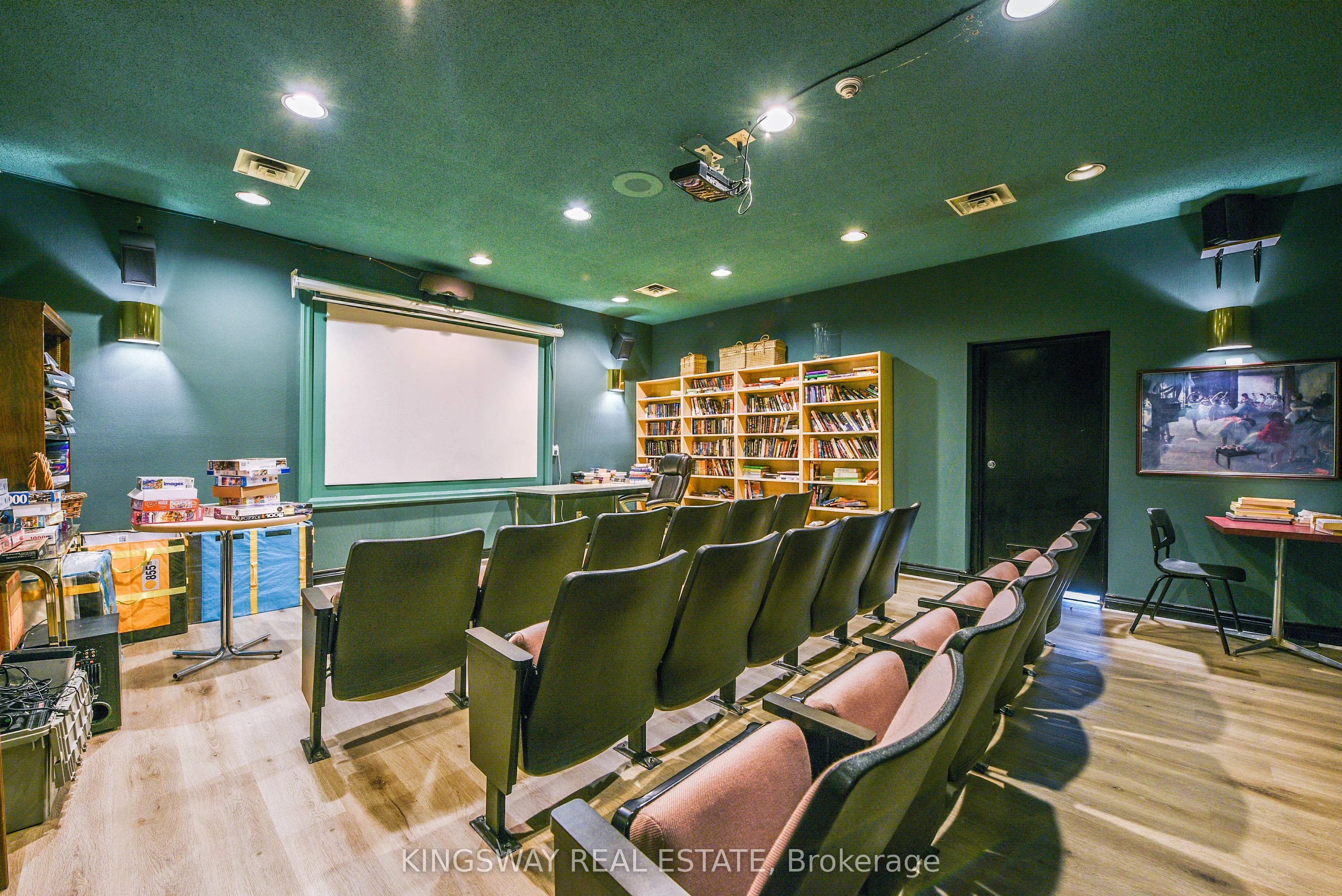 880 Dundas Street, #UPH02