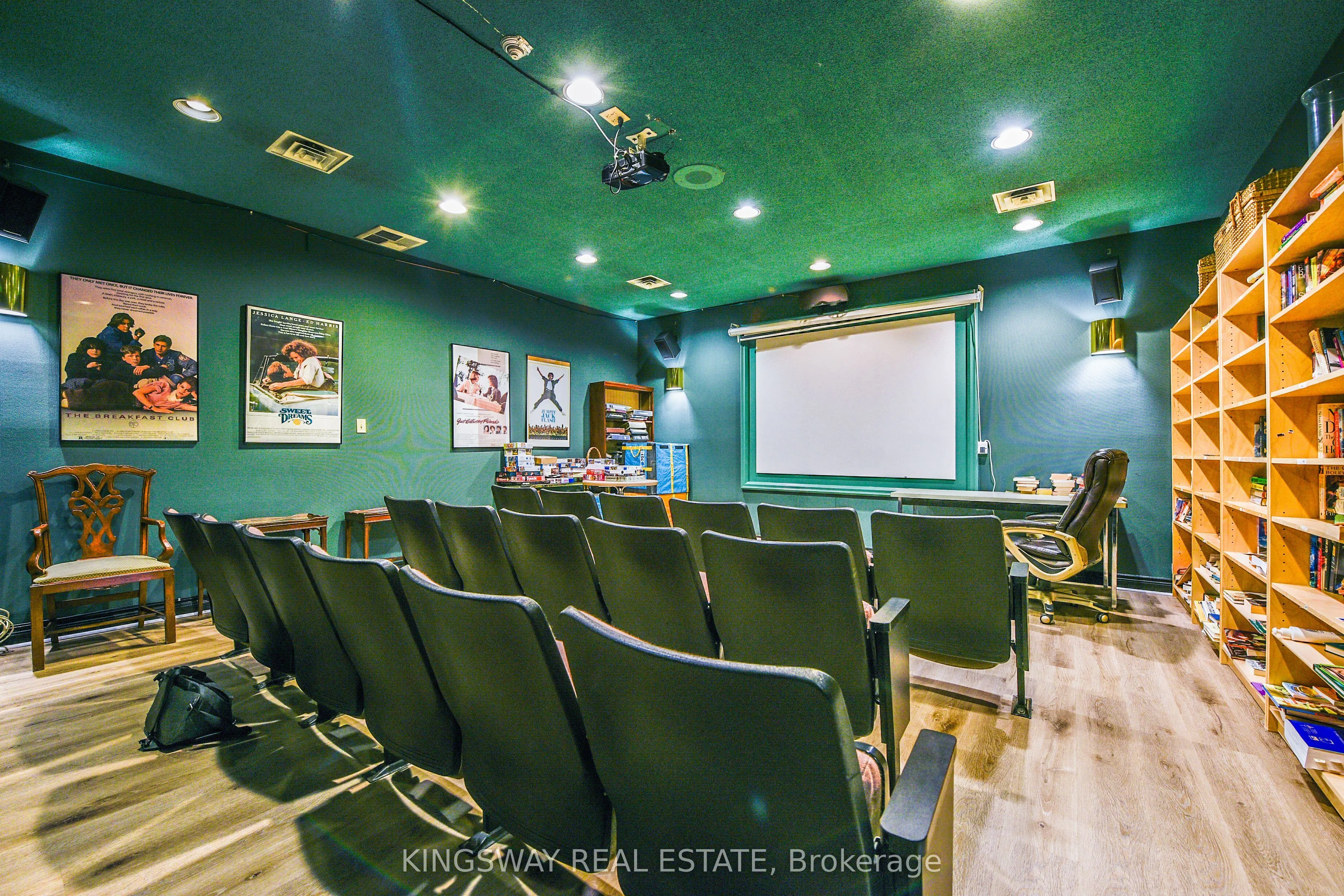880 Dundas Street, #UPH02