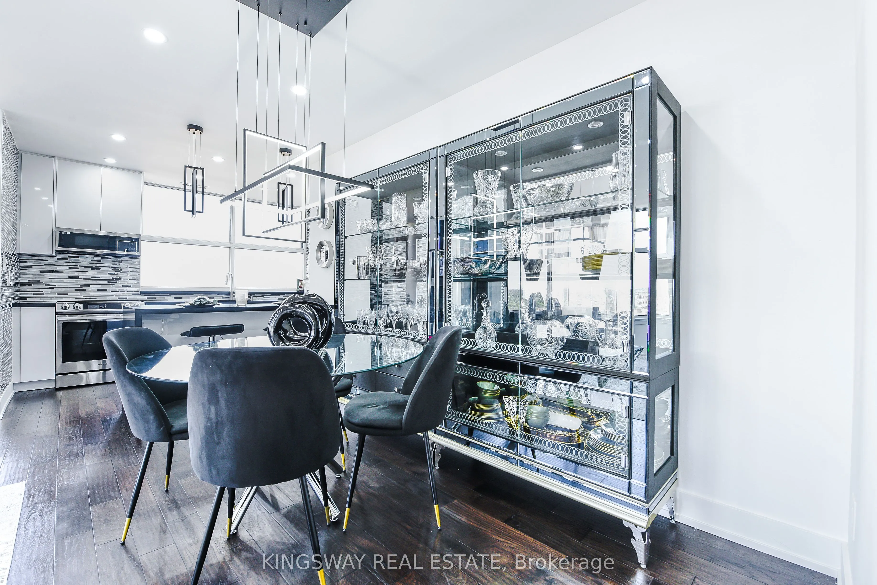 880 Dundas Street, #UPH02