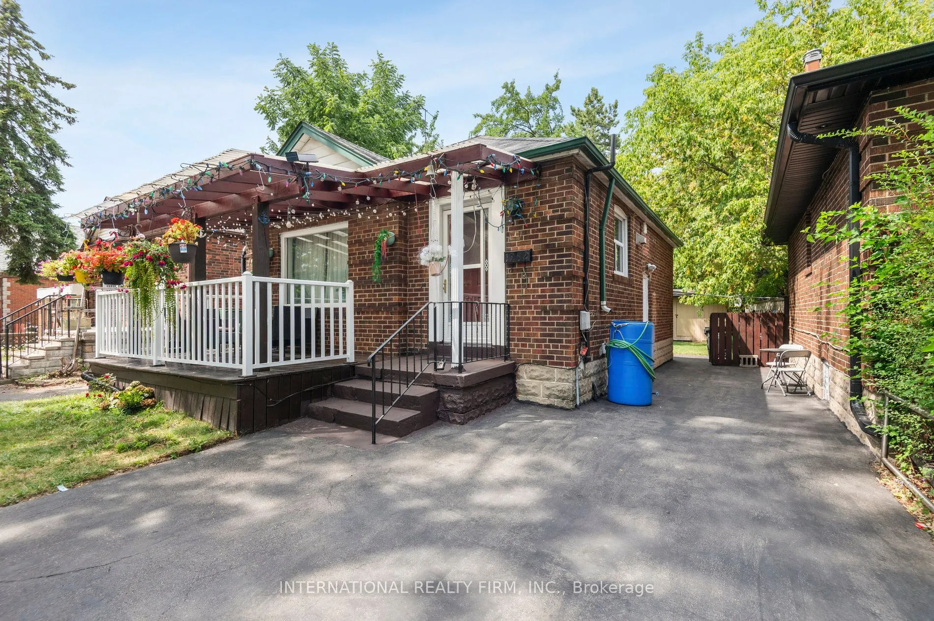 1982 Lawrence Avenue W