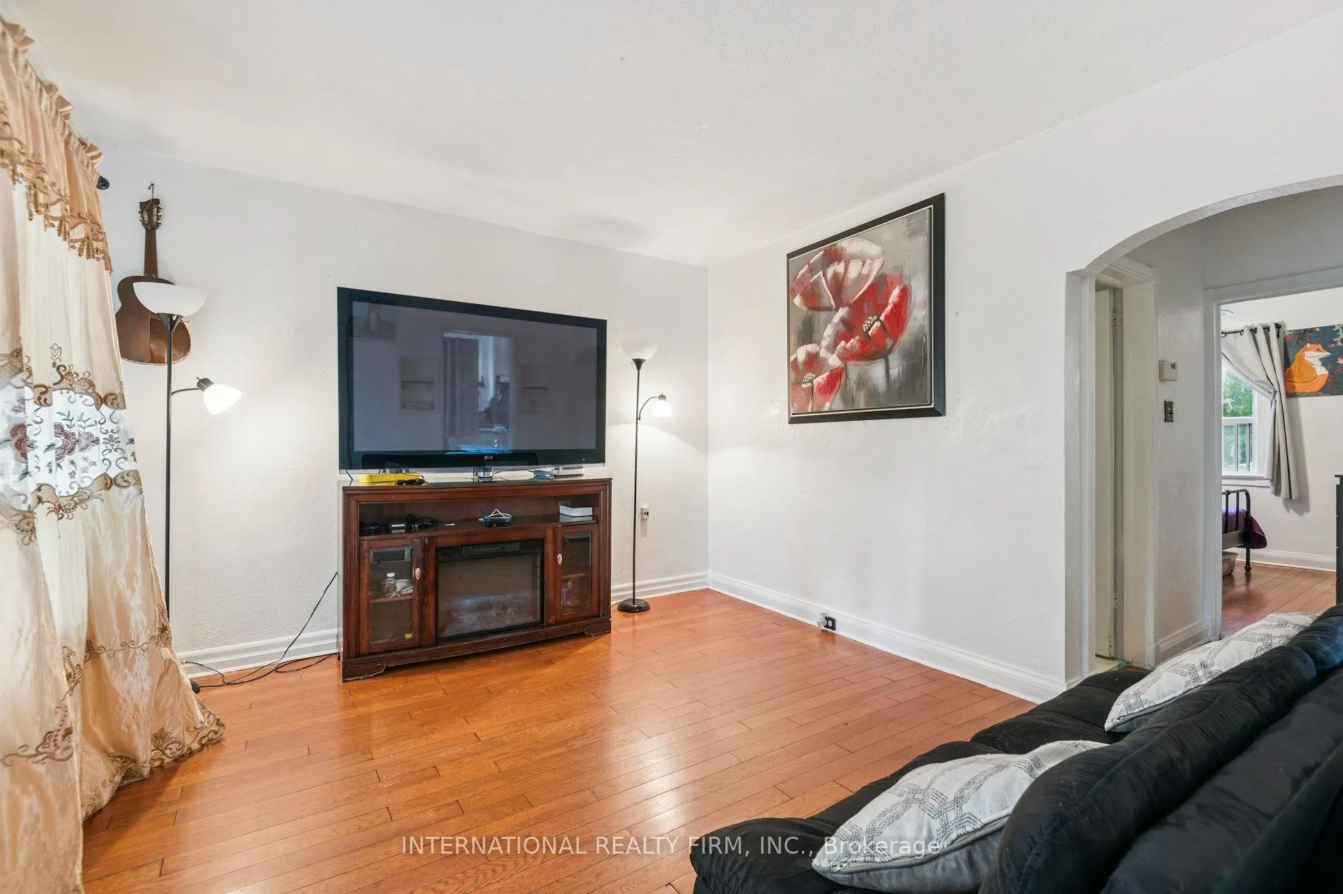 1982 Lawrence Avenue W