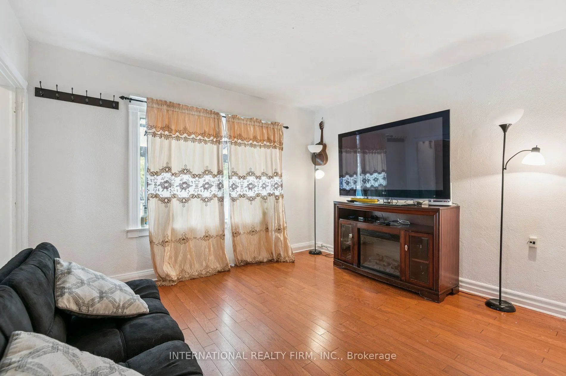 1982 Lawrence Avenue W