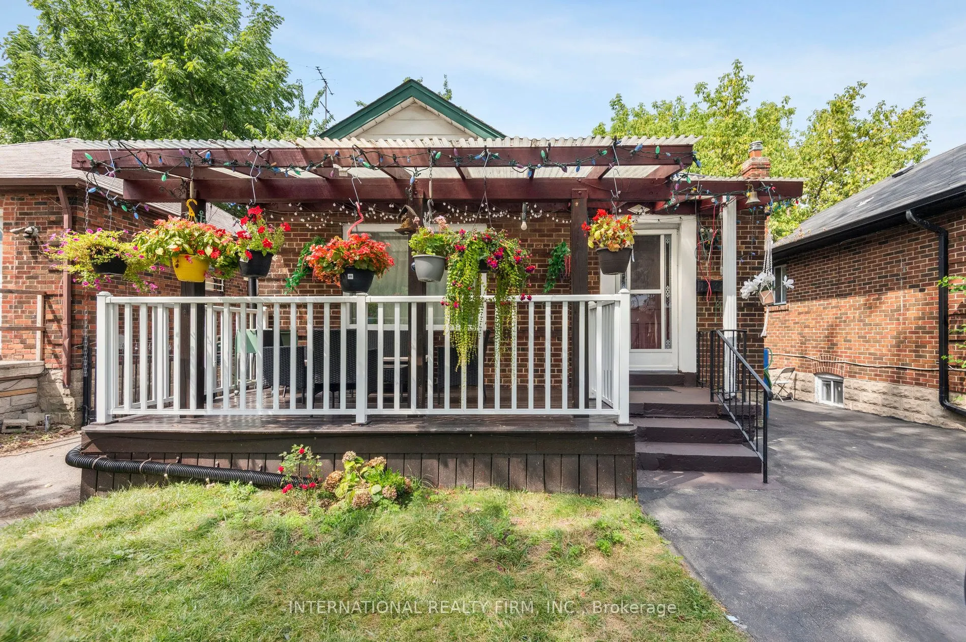 1982 Lawrence Avenue W