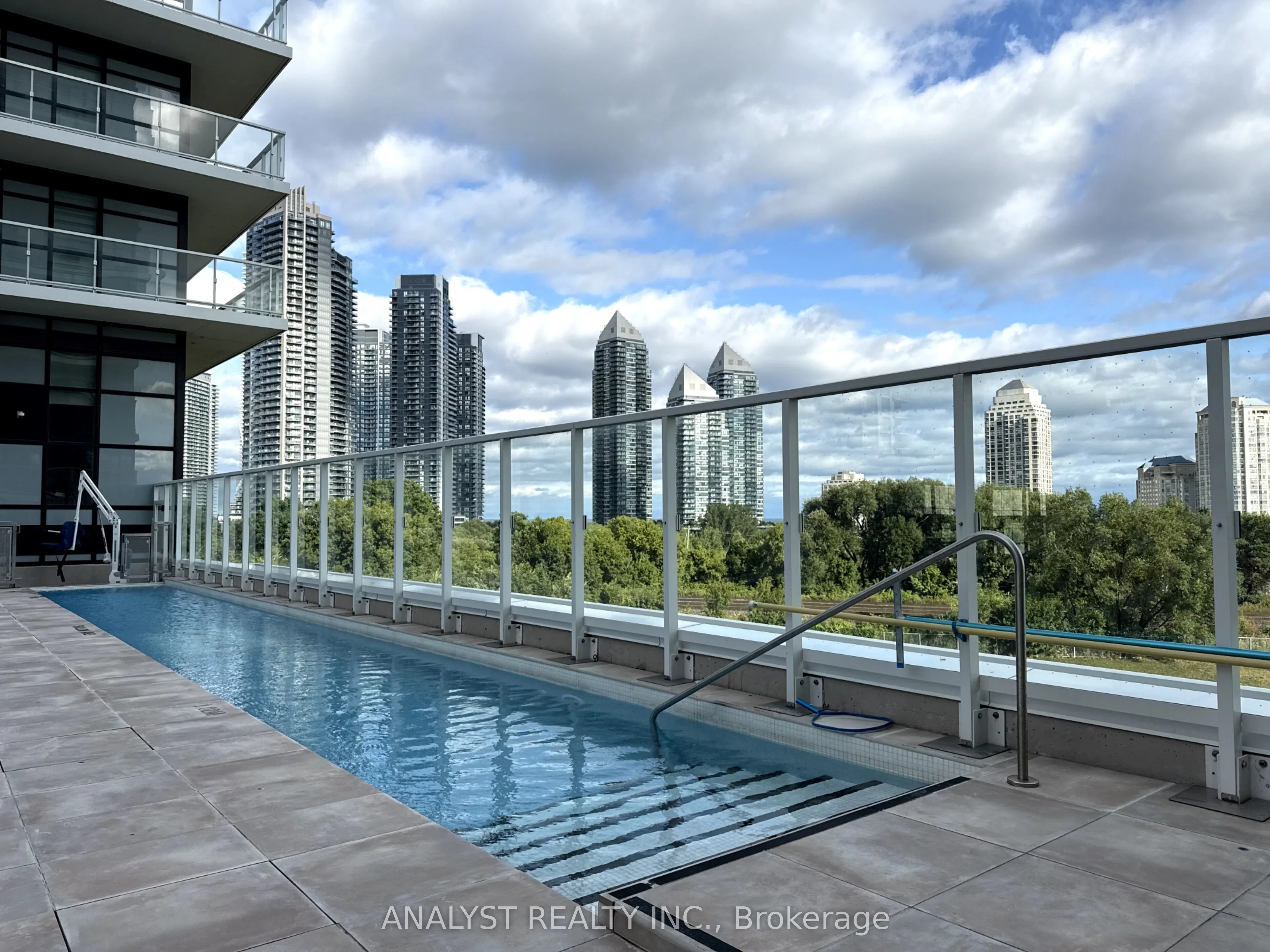 251 Manitoba Street, #2002