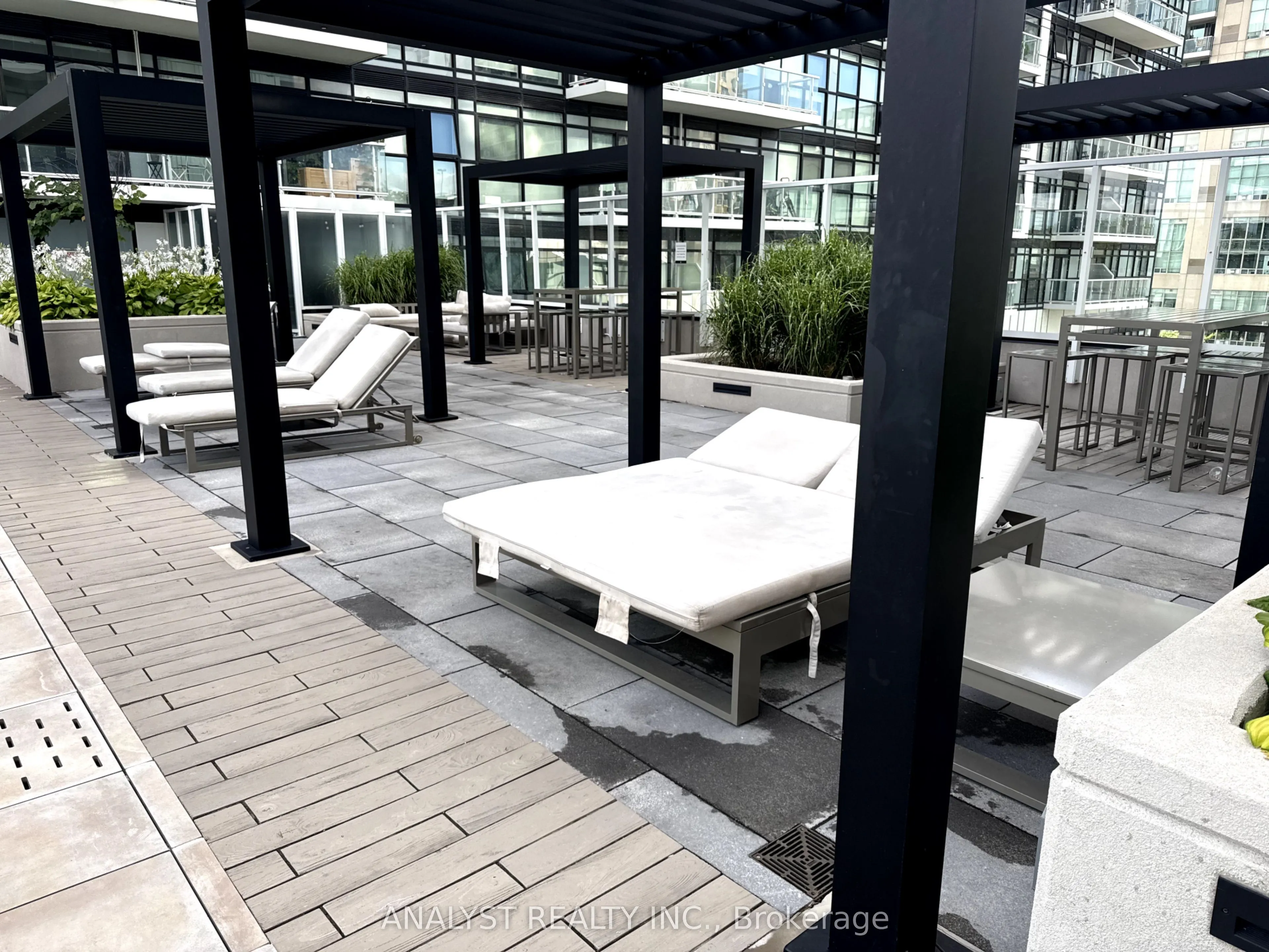 251 Manitoba Street, #2002