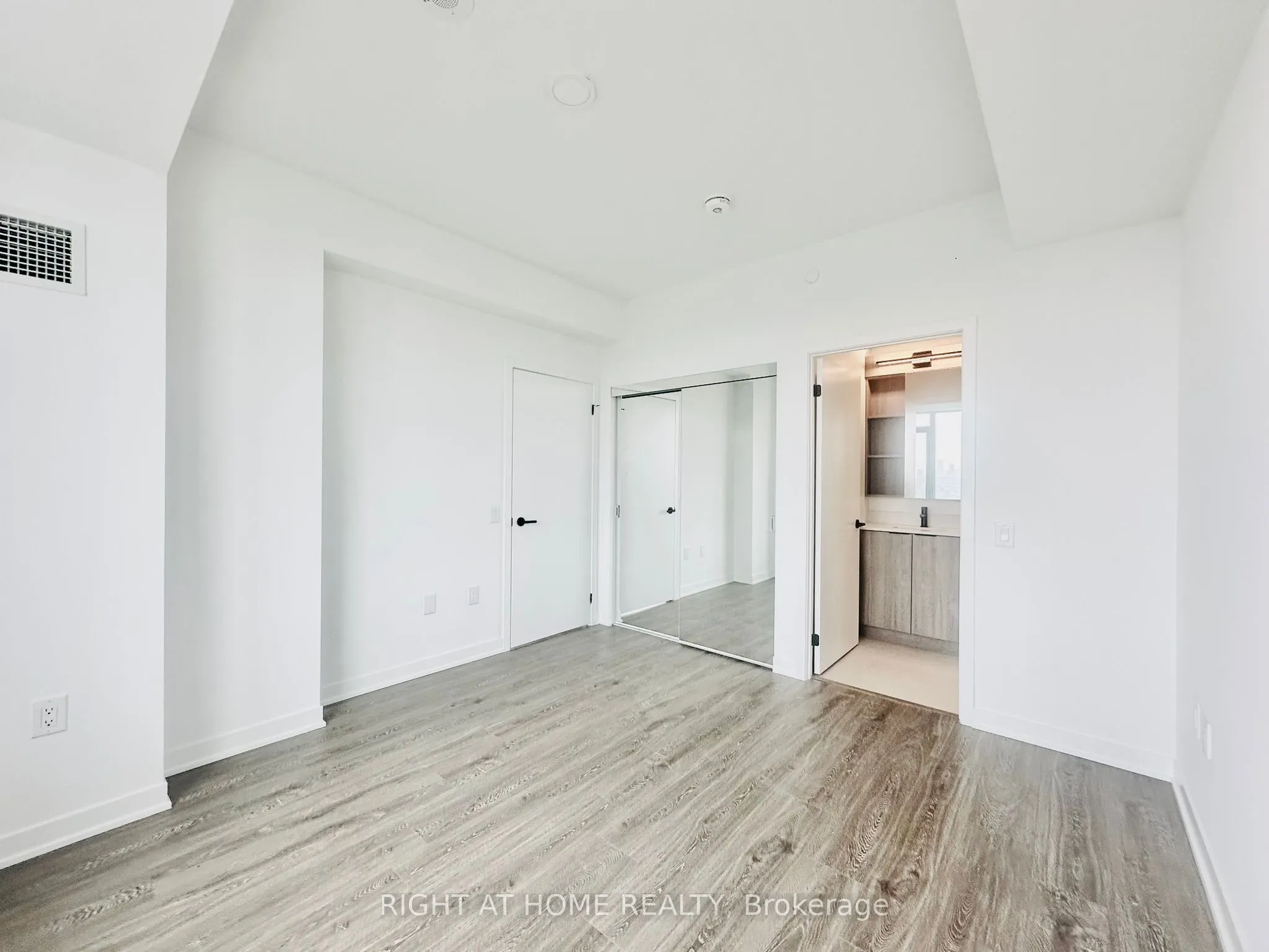 2495 Eglinton Avenue W, #09