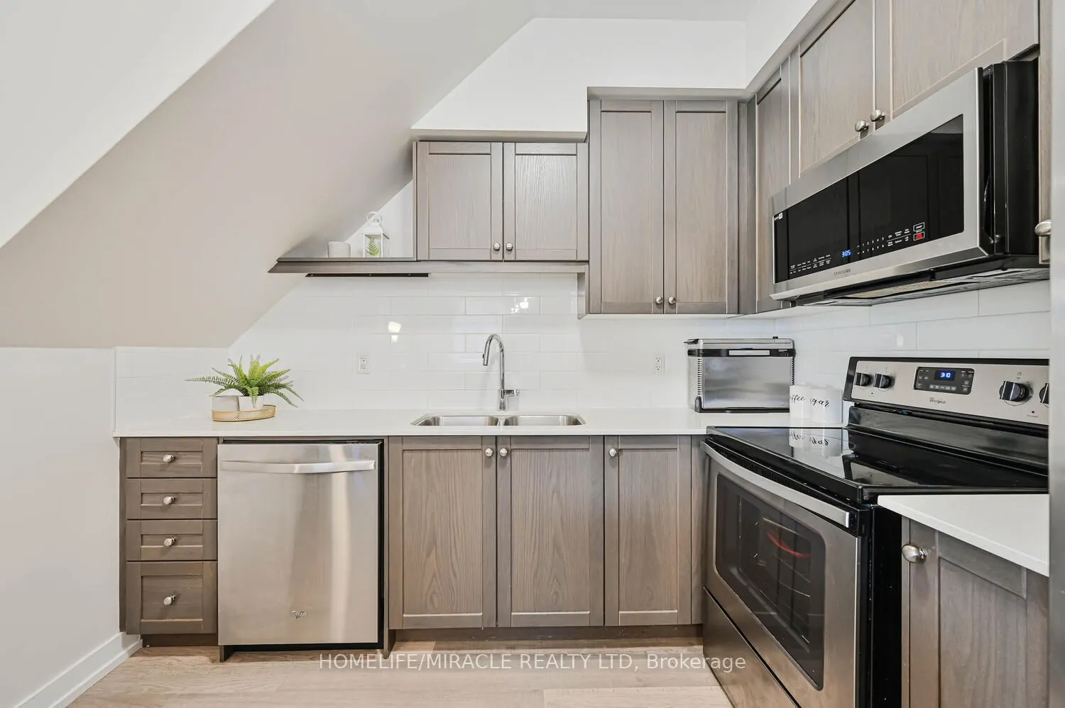 256 ROYAL YORK Road, #114