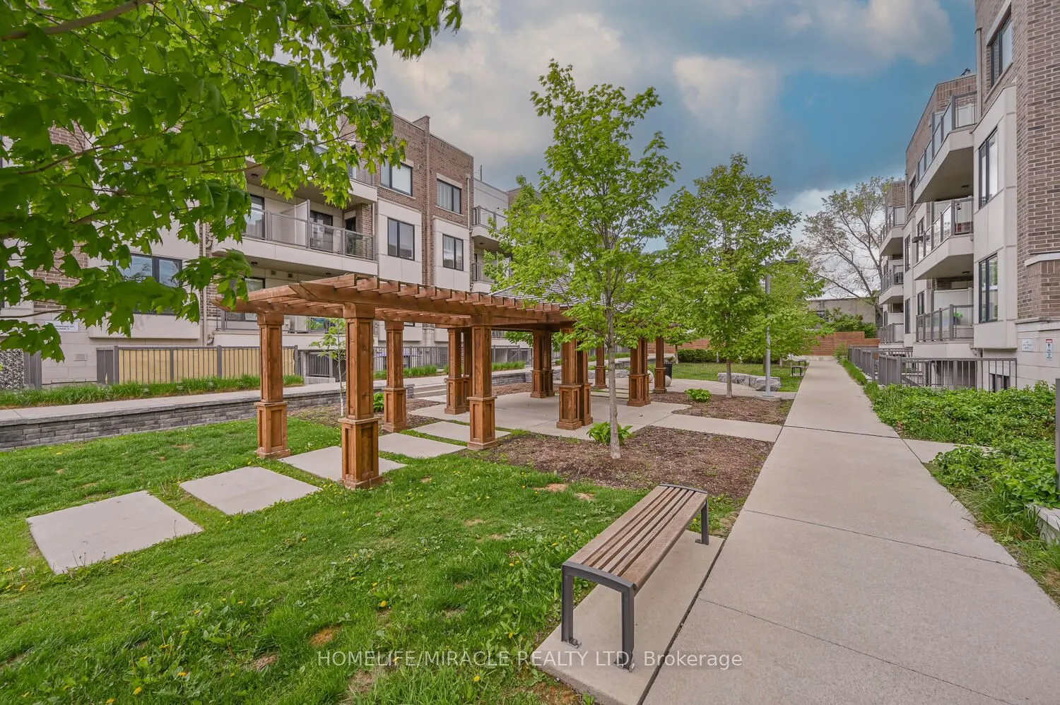 256 ROYAL YORK Road, #114