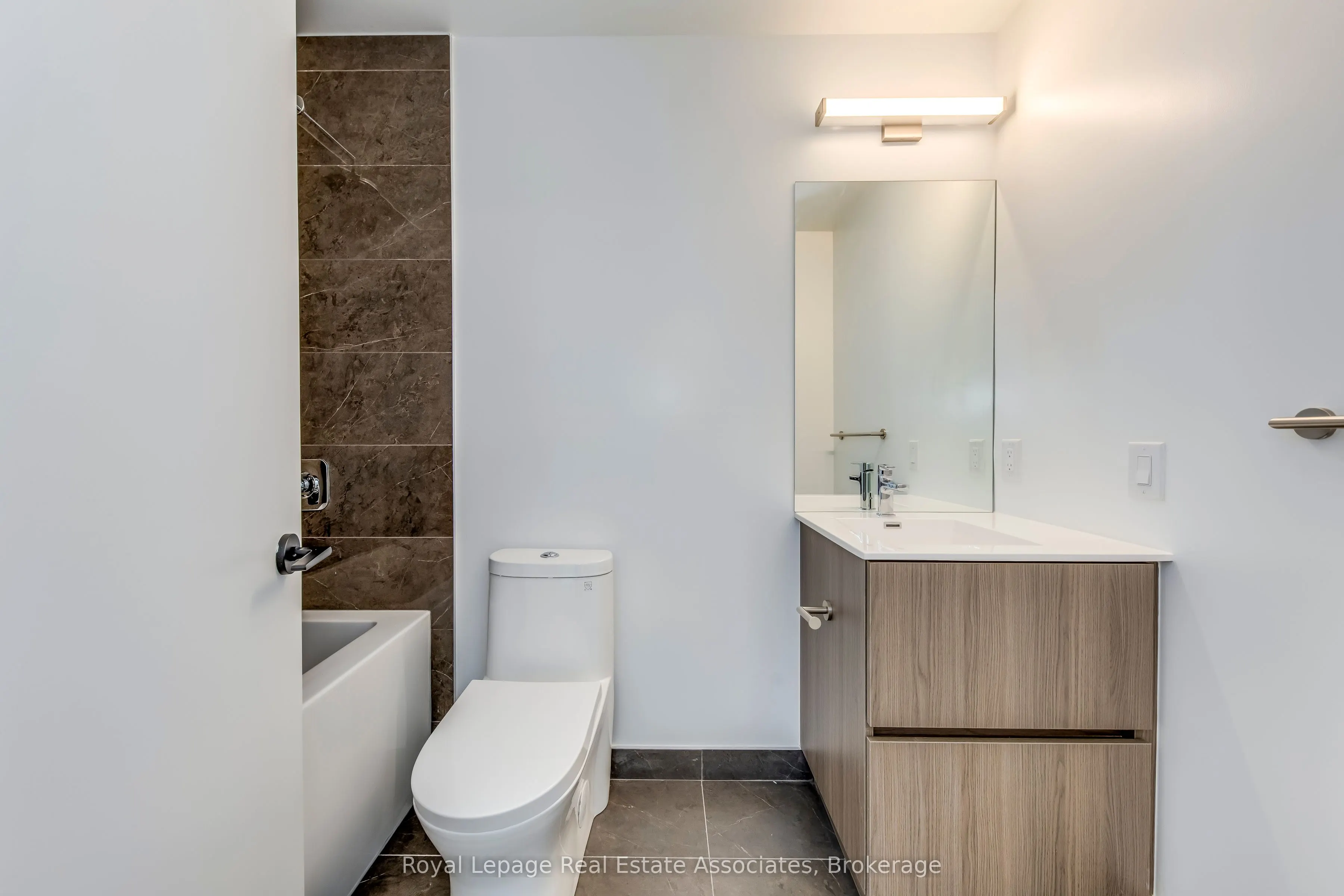 220 Missinnihe Way, #806