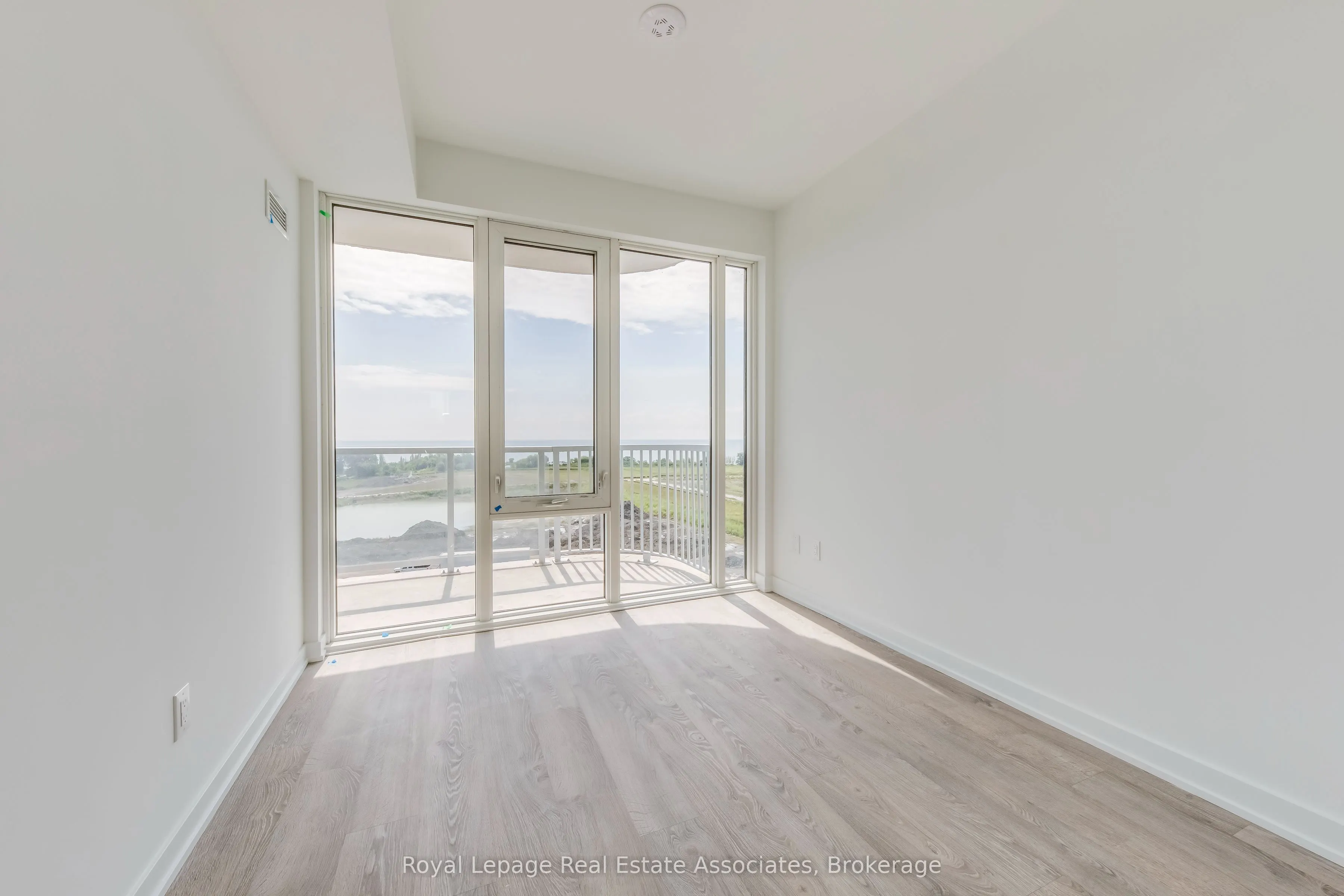 220 Missinnihe Way, #806