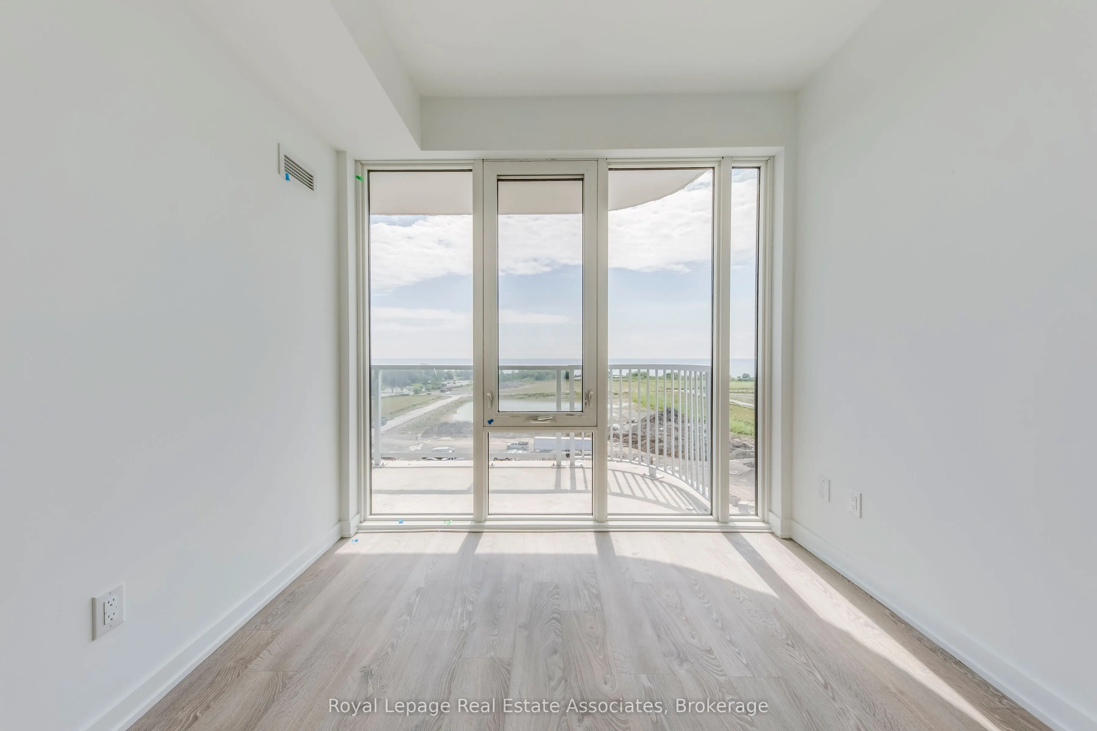 220 Missinnihe Way, #806