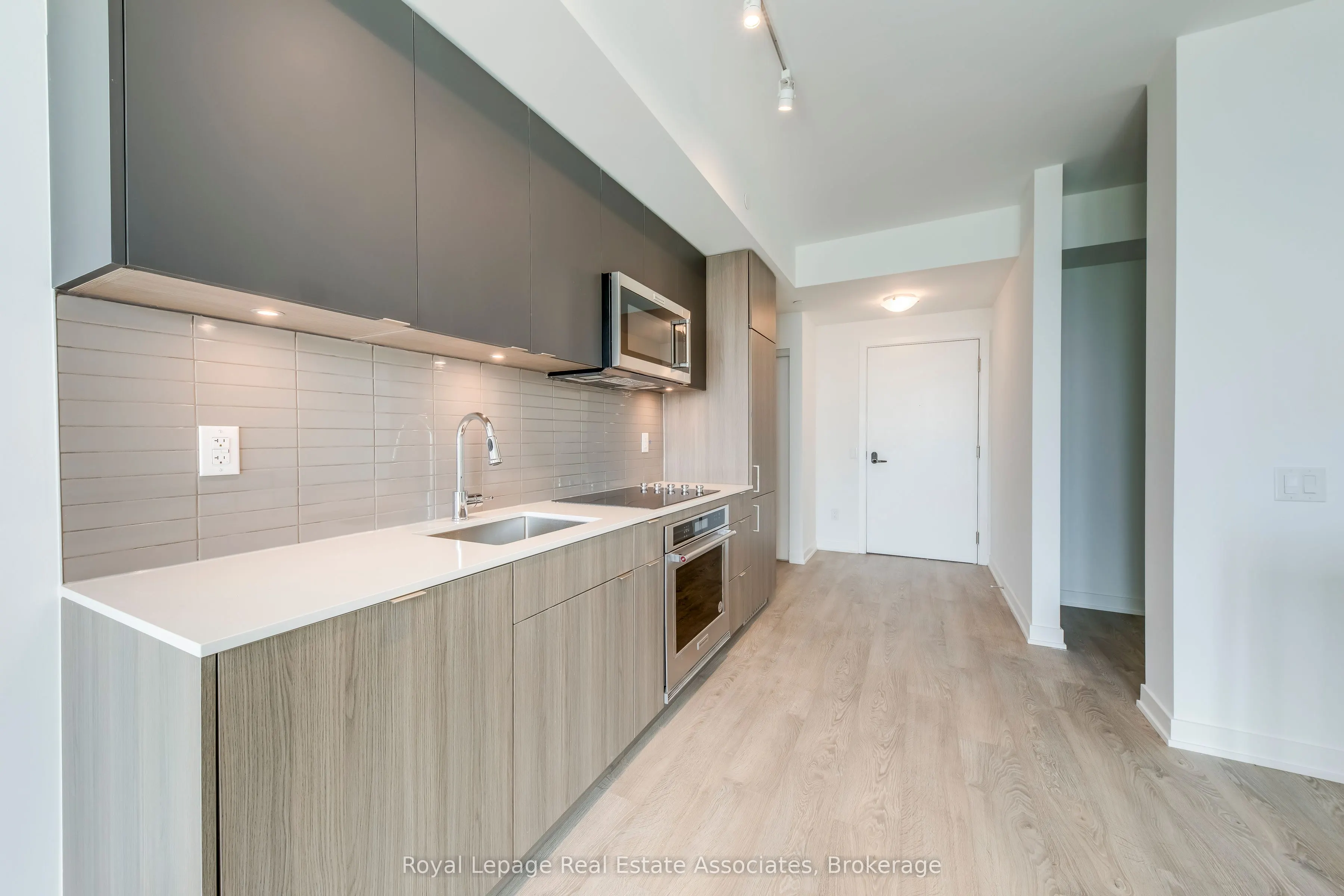 220 Missinnihe Way, #806