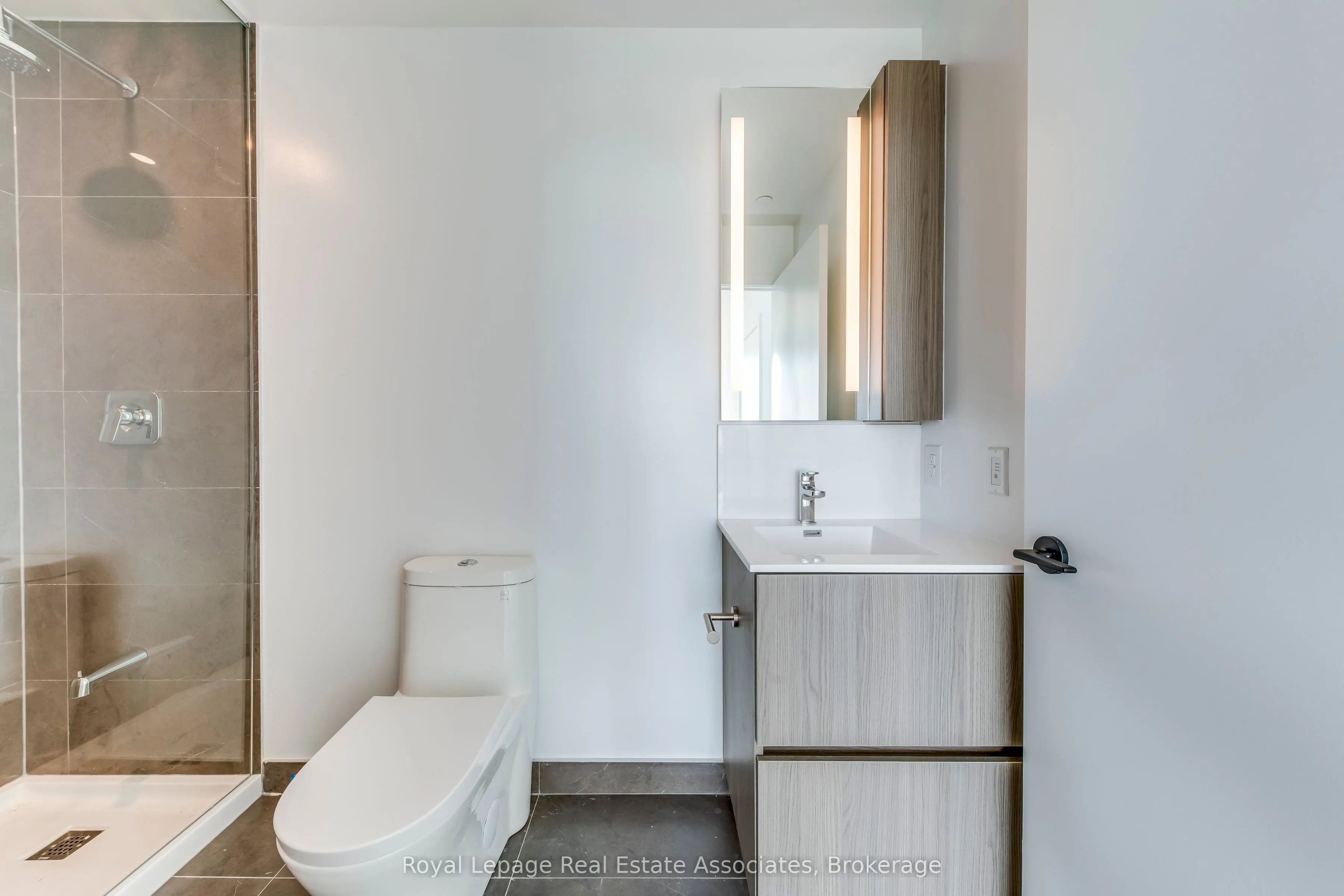 220 Missinnihe Way, #806