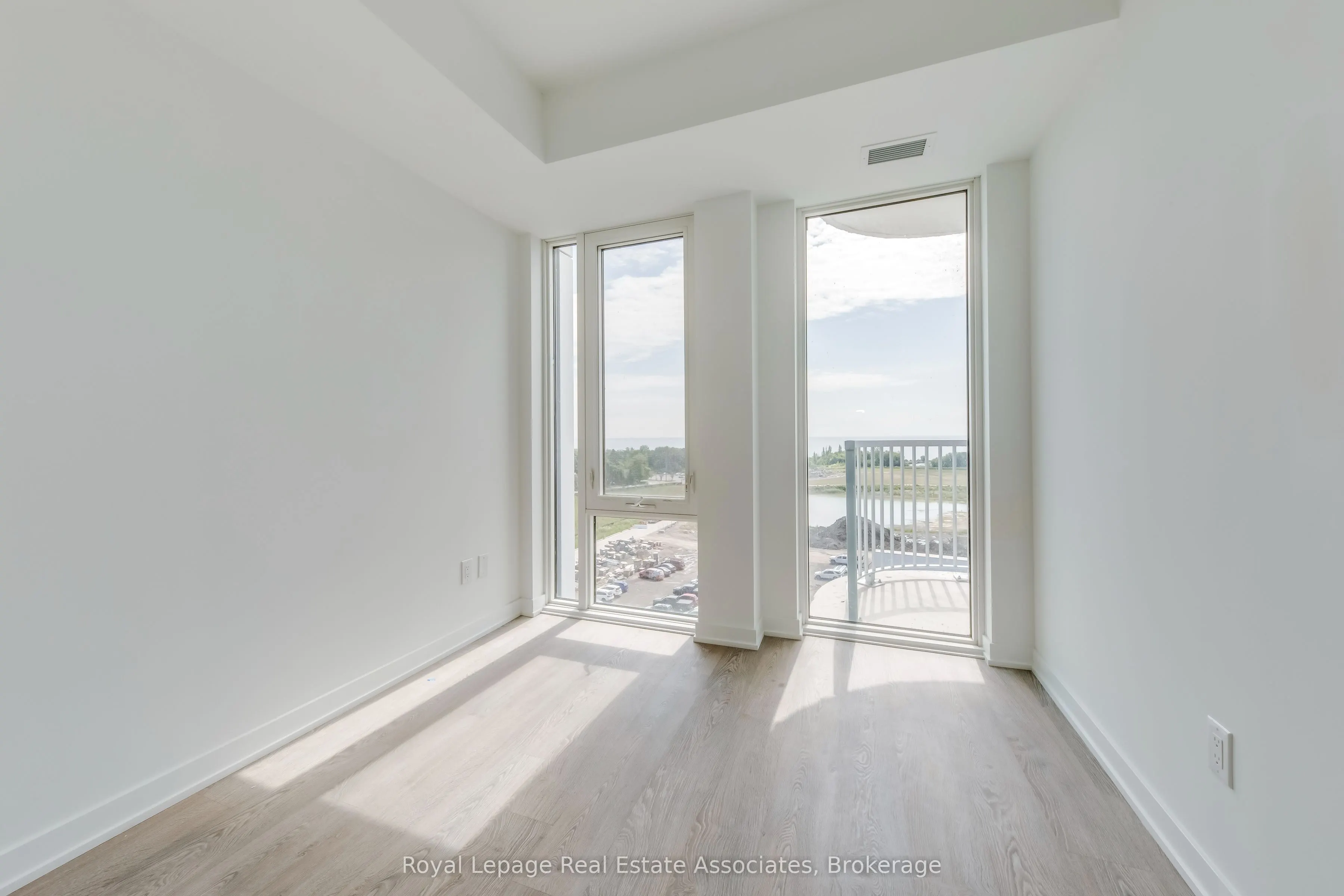 220 Missinnihe Way, #806