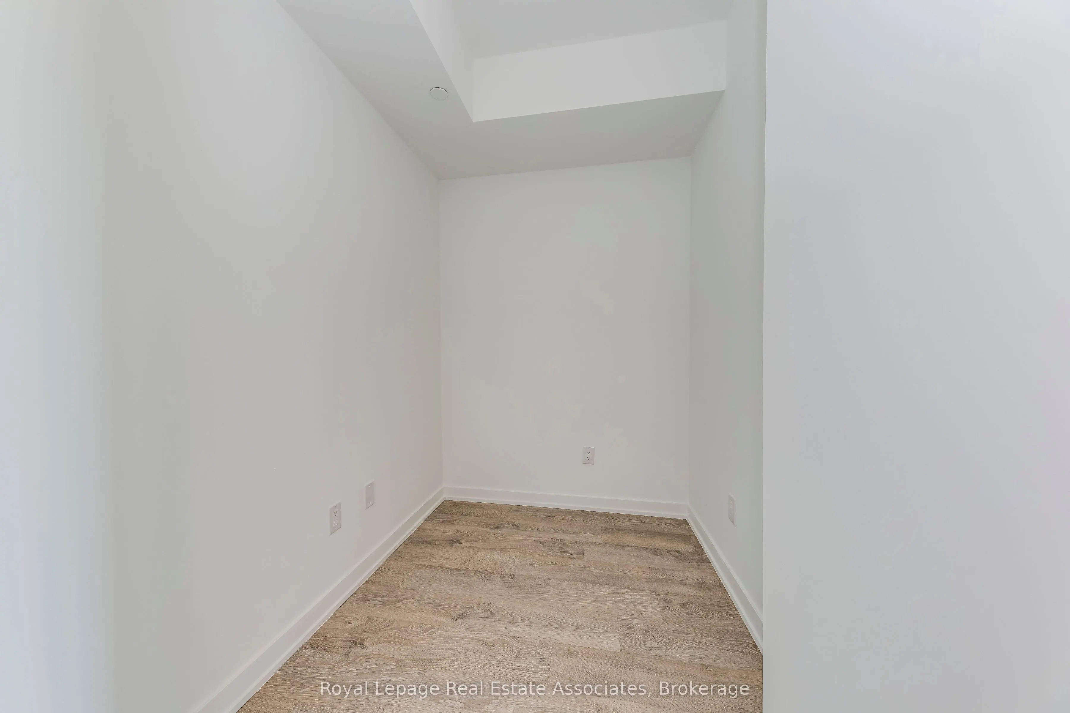 220 Missinnihe Way, #806