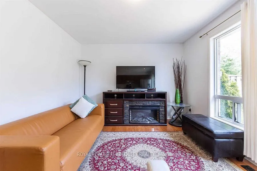 2458 Baintree Crescent
