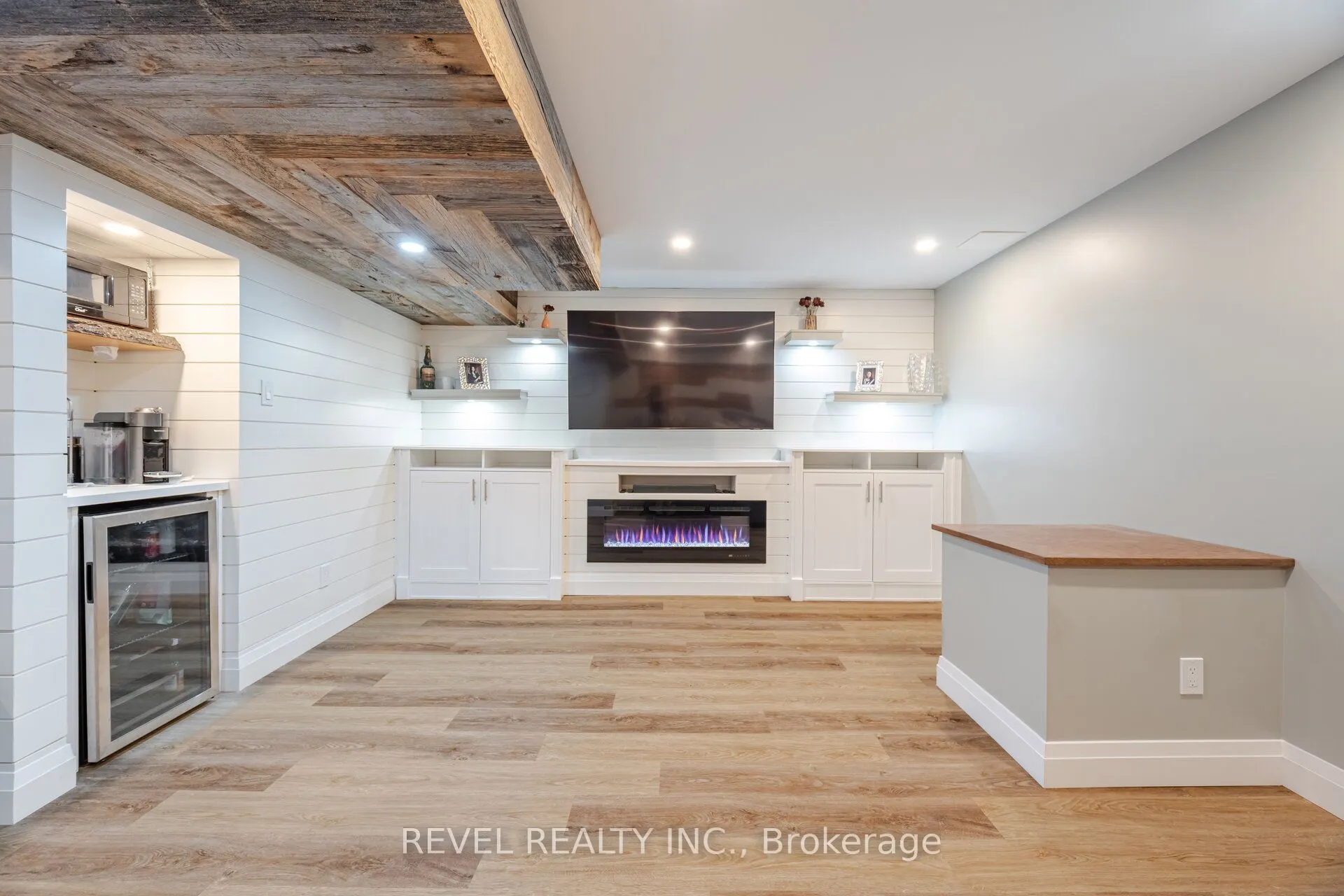 132 SWINDALE Drive