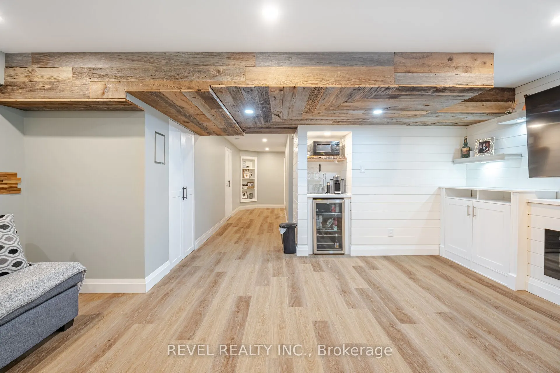132 SWINDALE Drive