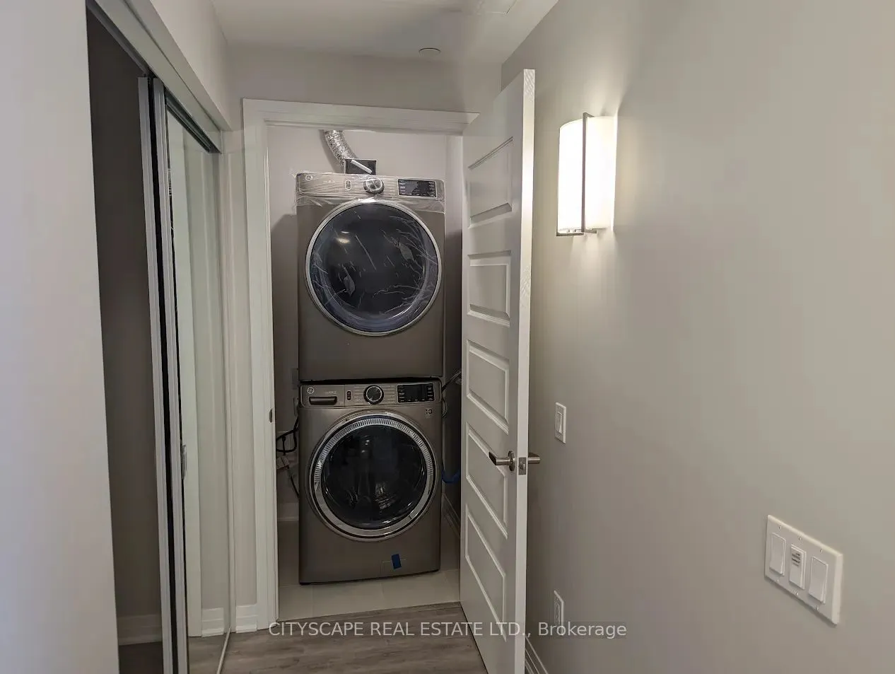 95 Dundas Street W, #103