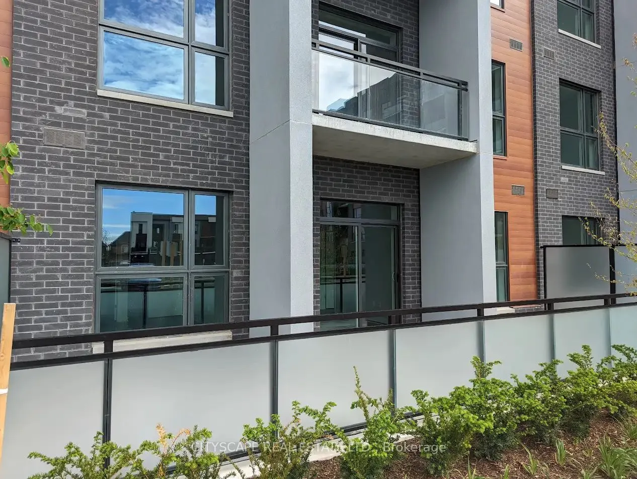 95 Dundas Street W, #103