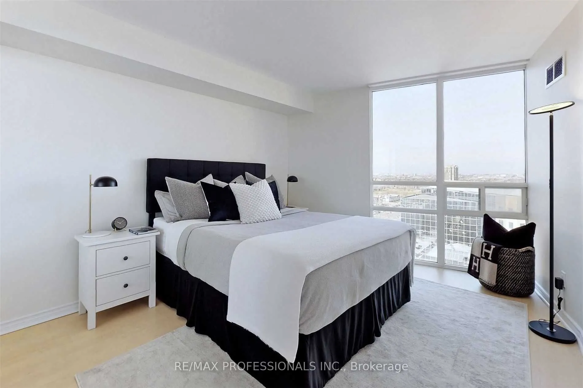 50 Eglinton Avenue, #1604