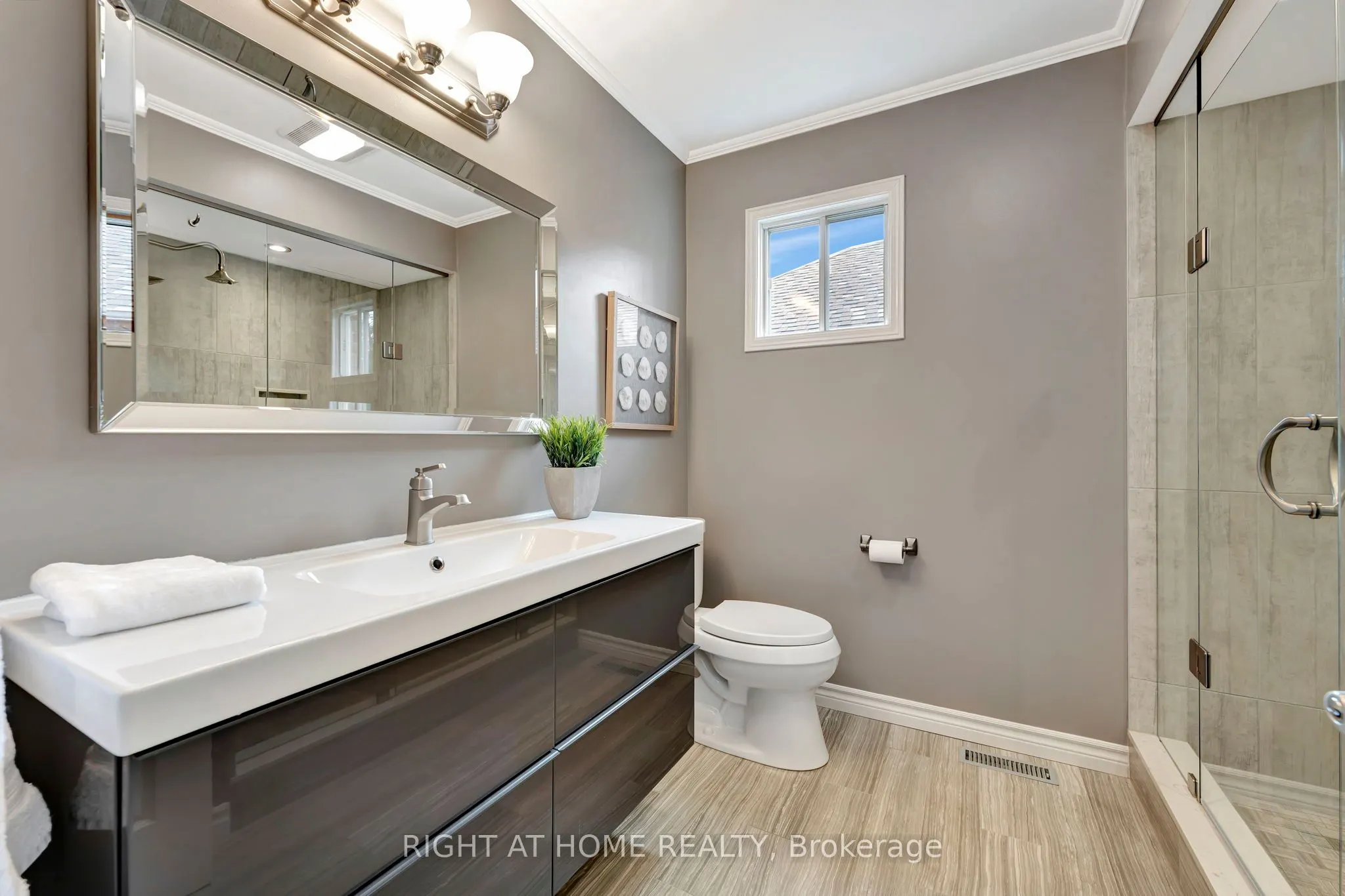 1511 Ravensmoor Crescent