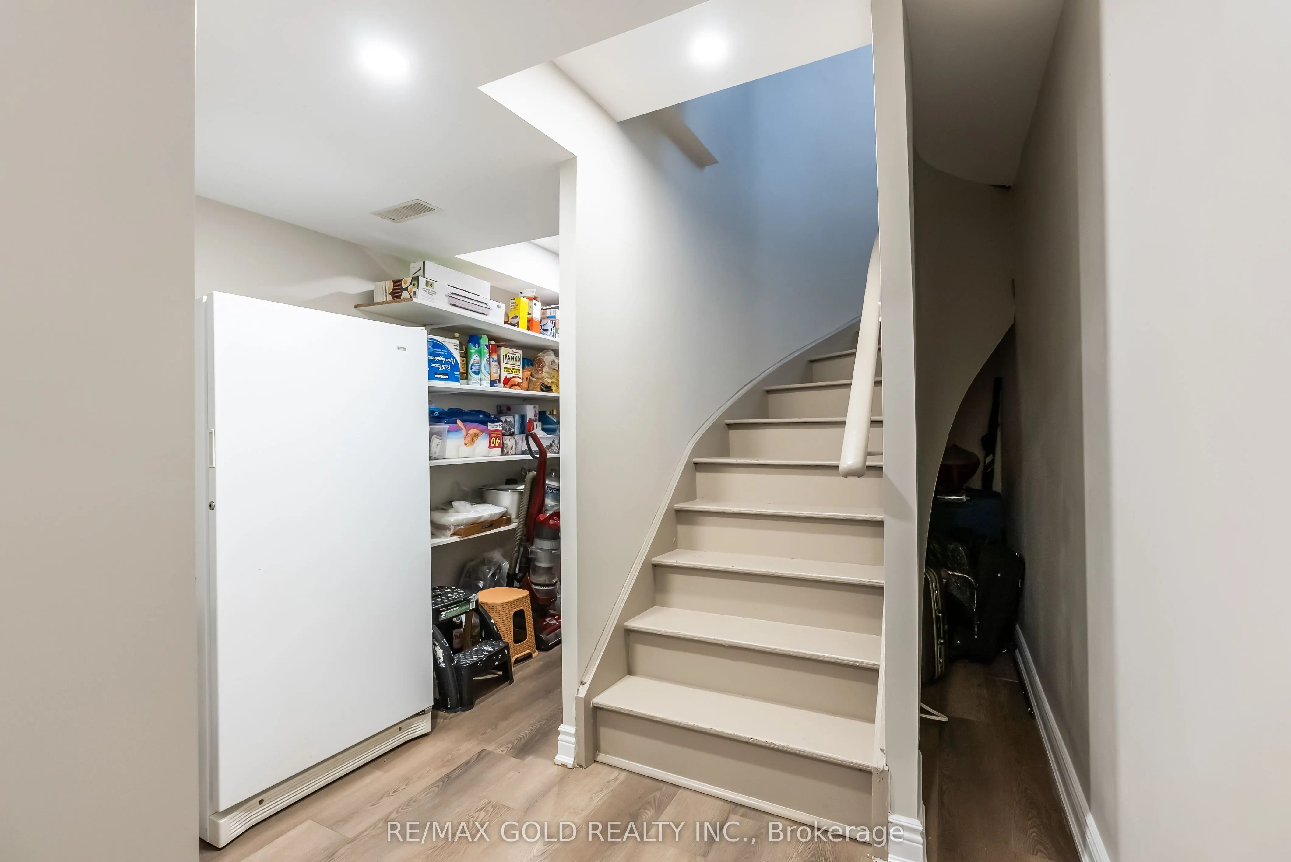 2901 Gardenview Crescent