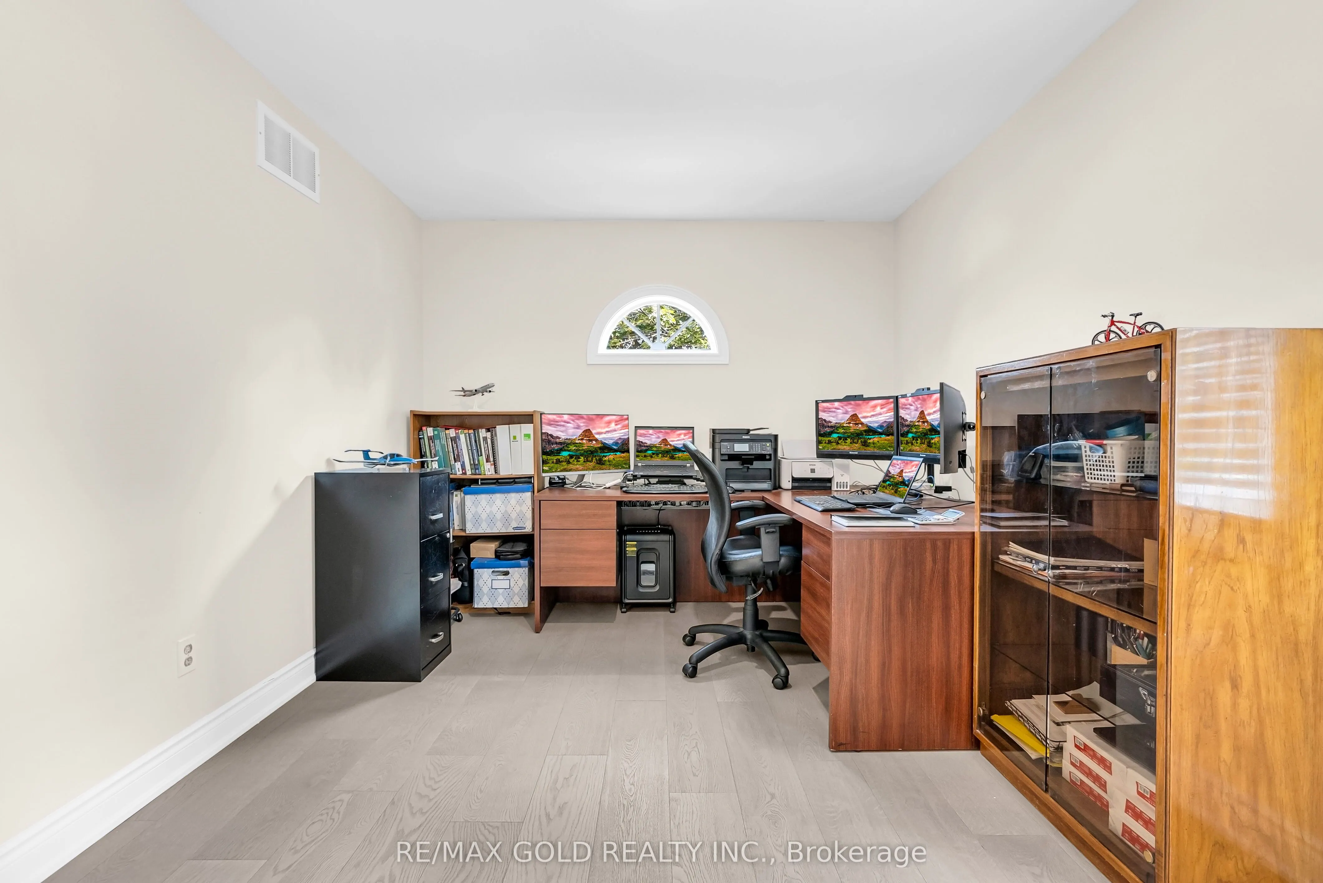 2901 Gardenview Crescent