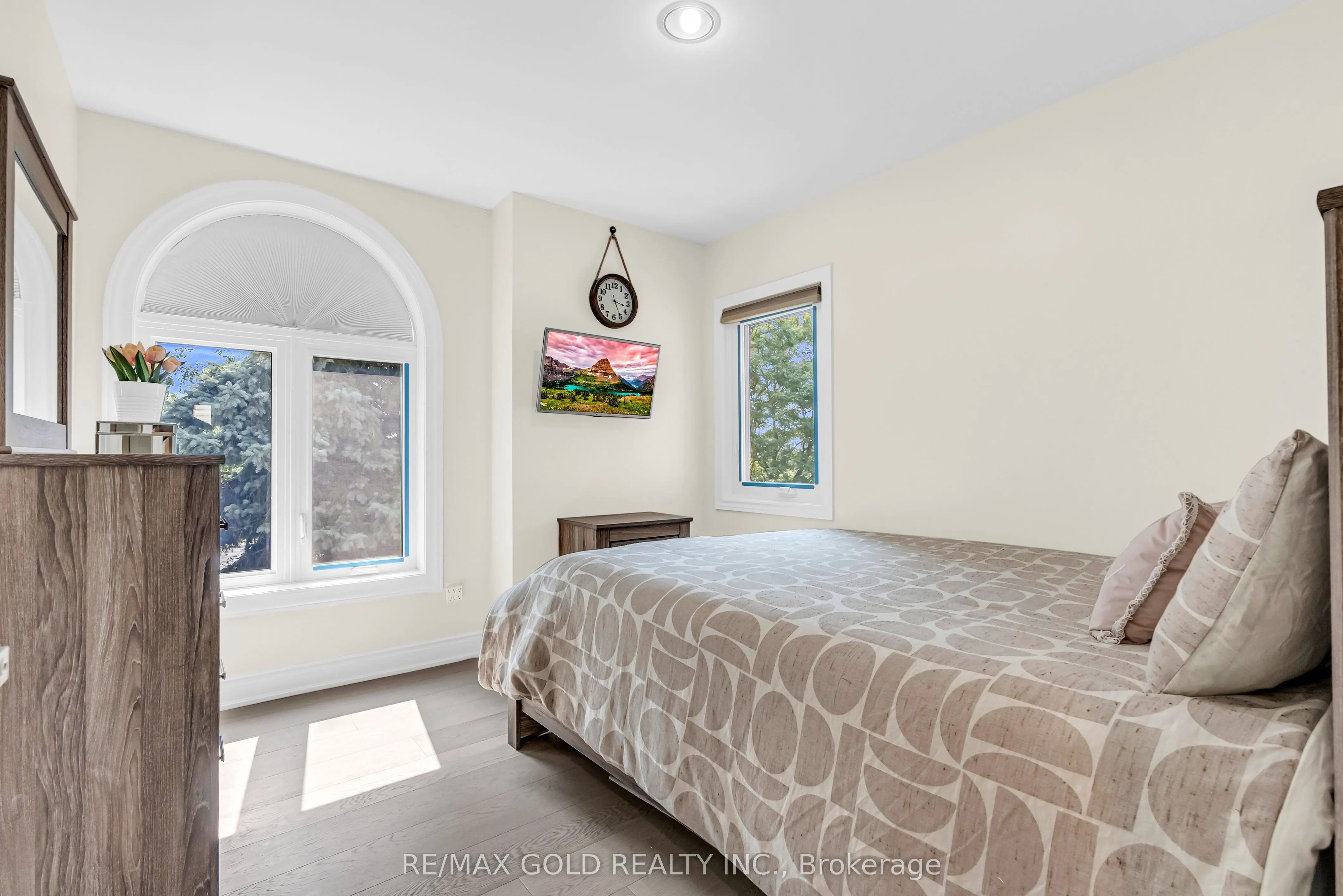 2901 Gardenview Crescent