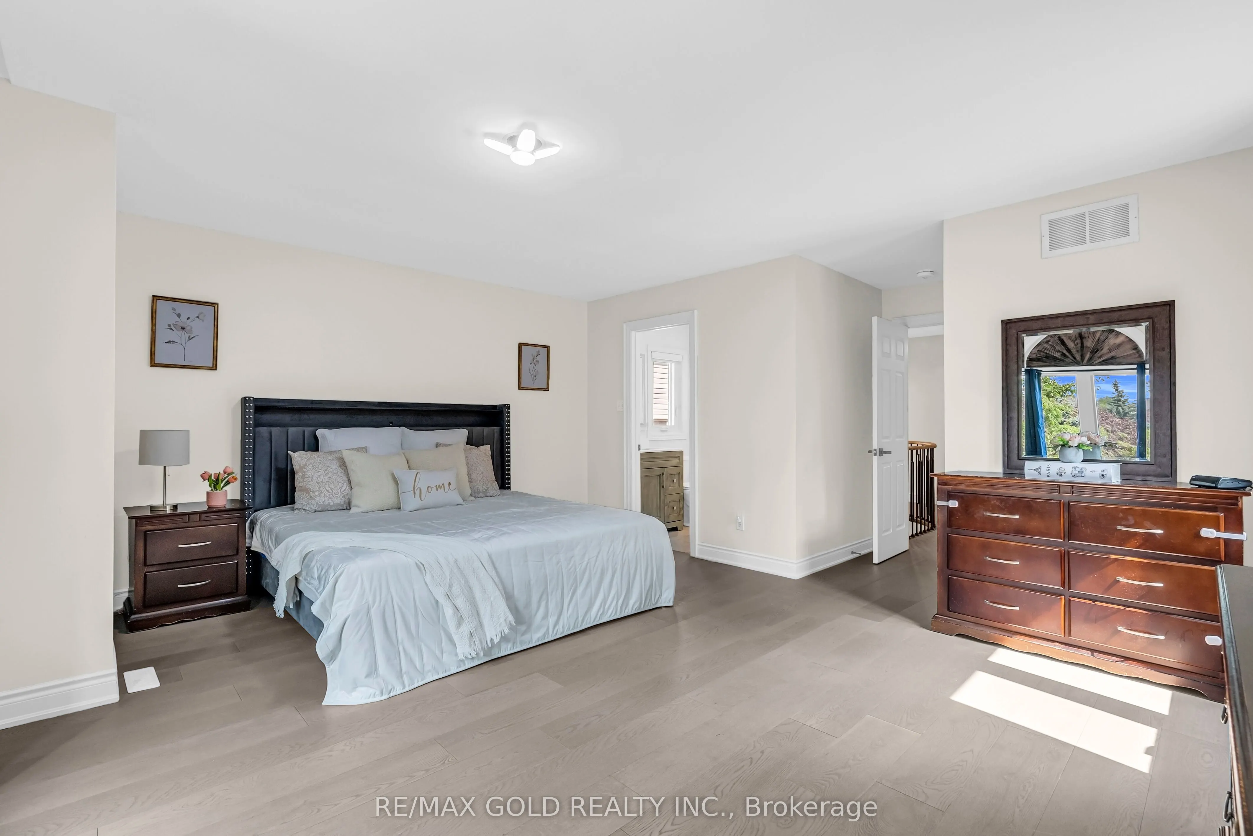 2901 Gardenview Crescent
