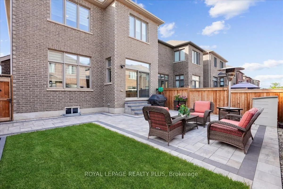1416 Lakeport Crescent