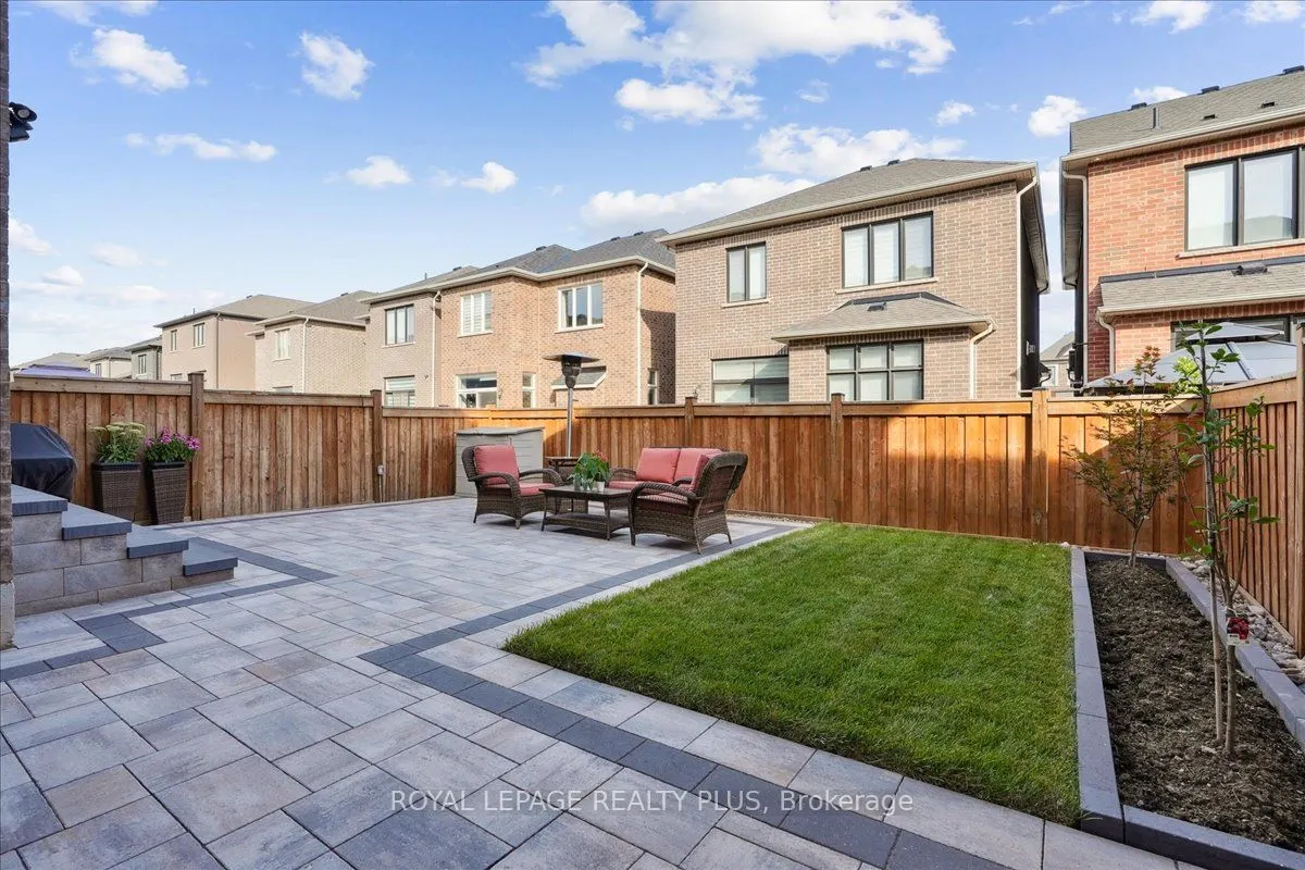 1416 Lakeport Crescent