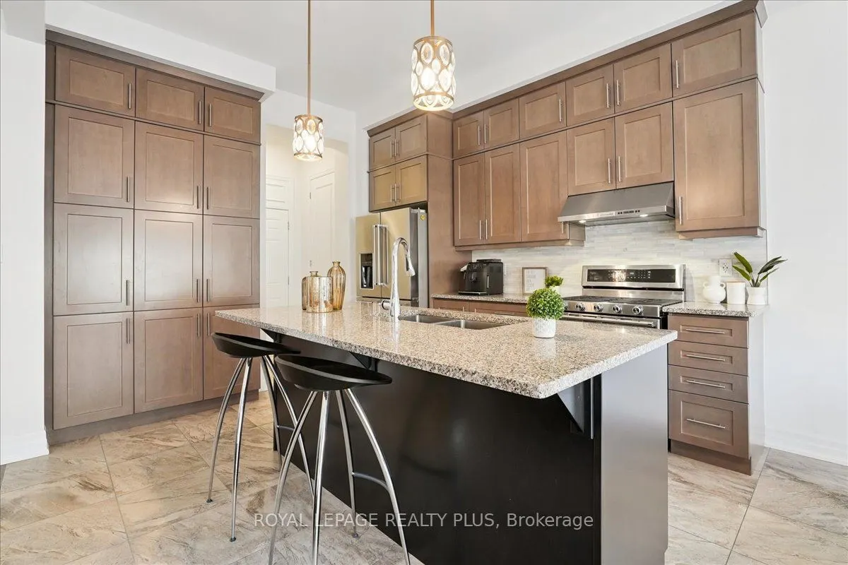 1416 Lakeport Crescent