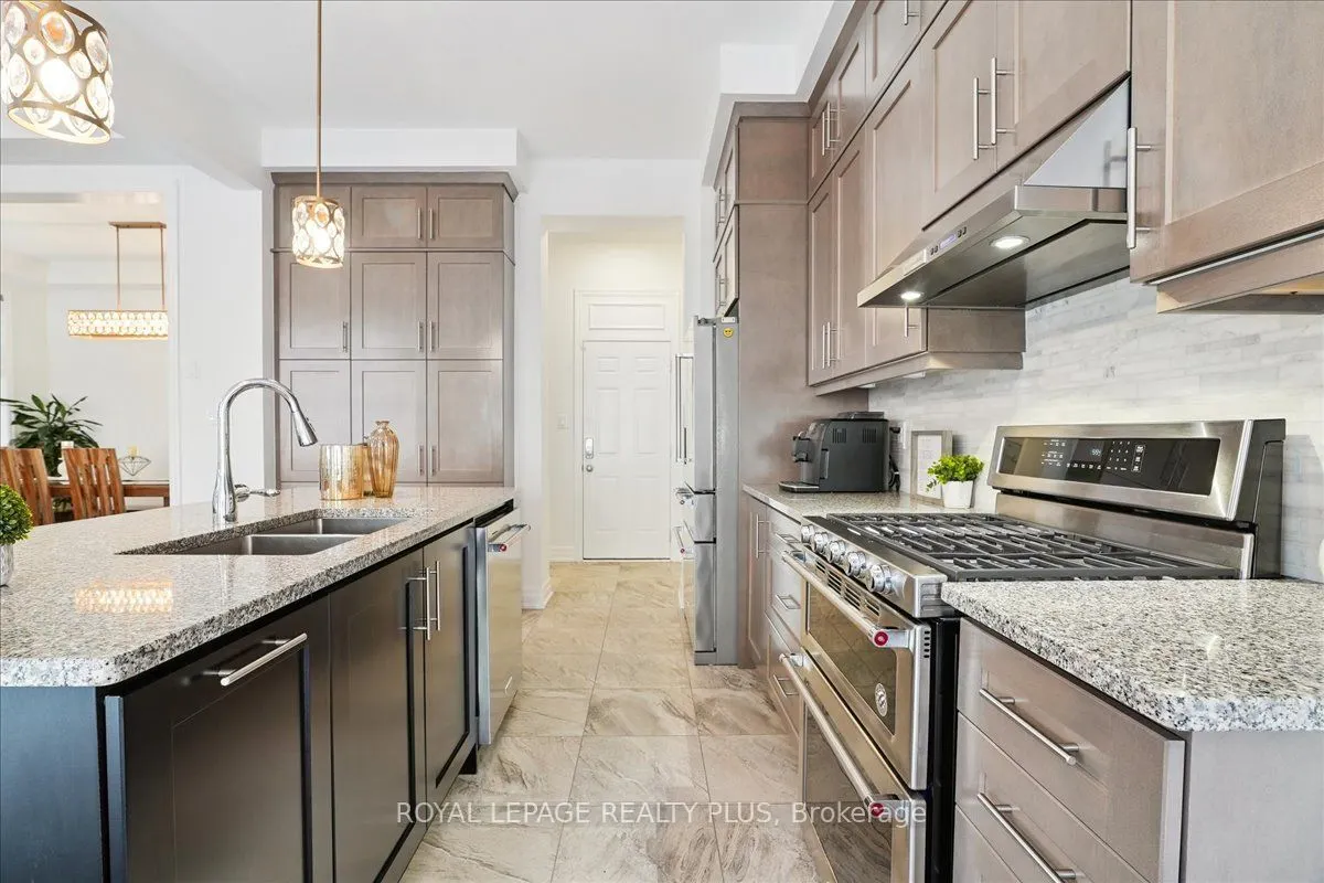 1416 Lakeport Crescent