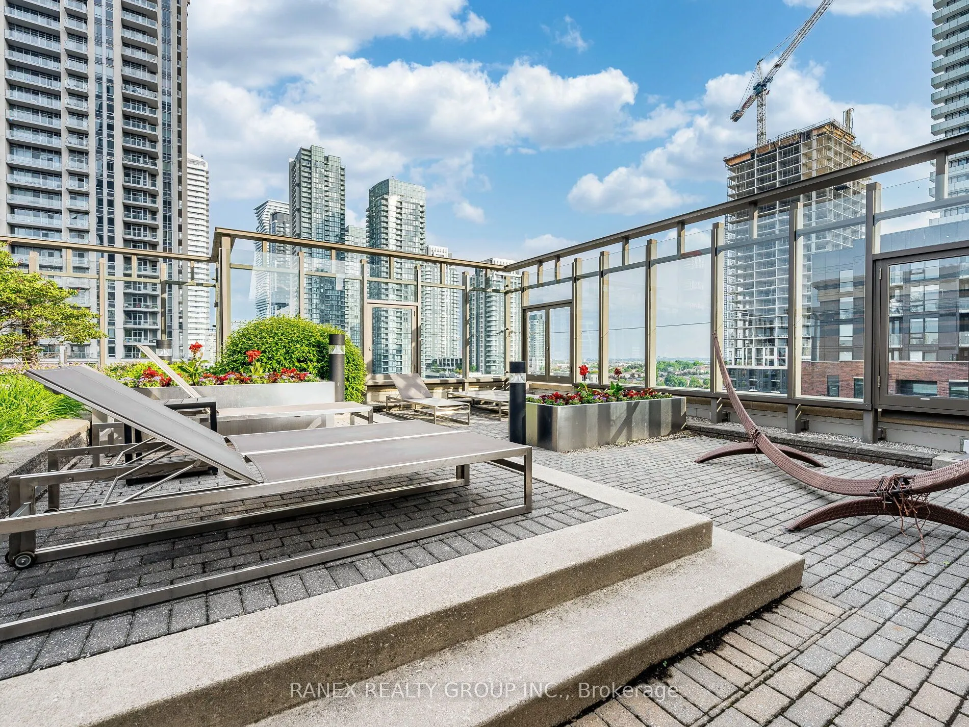 385 Prince Of Wales Drive, #416