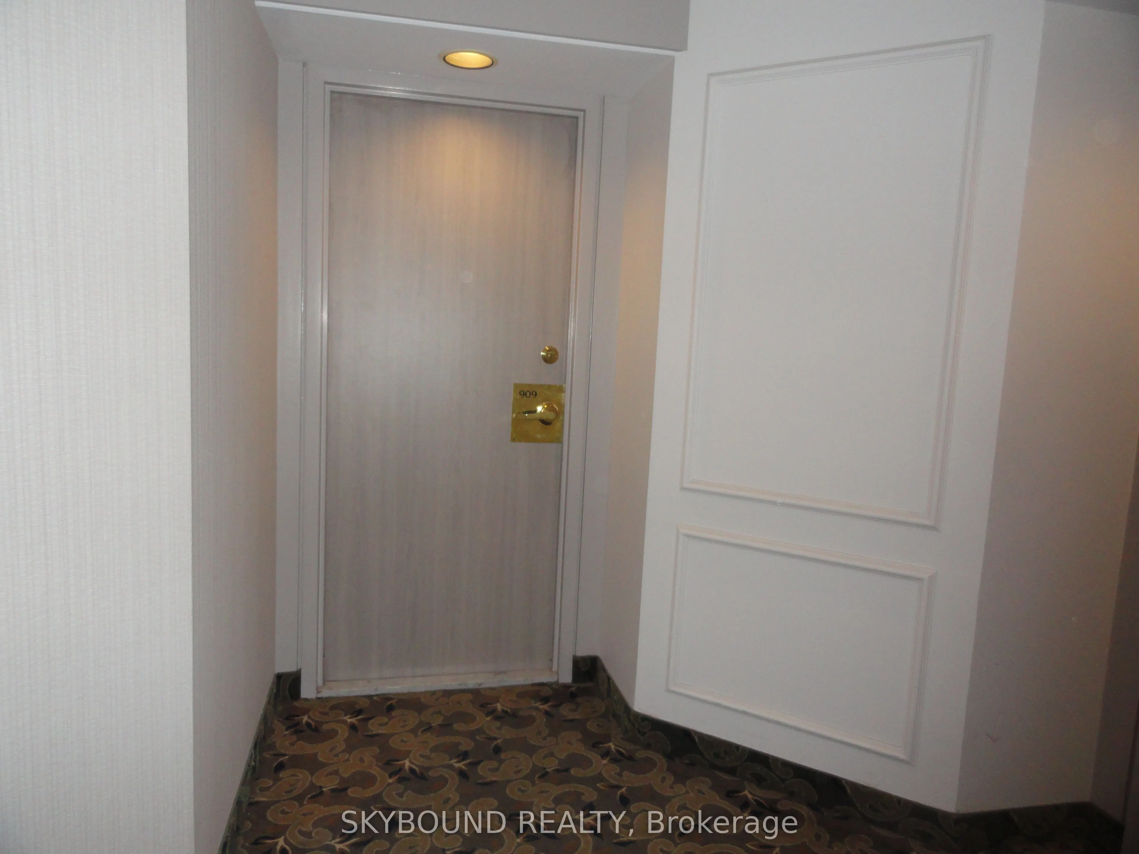 2177 Burnhamthorpe Road W, #909