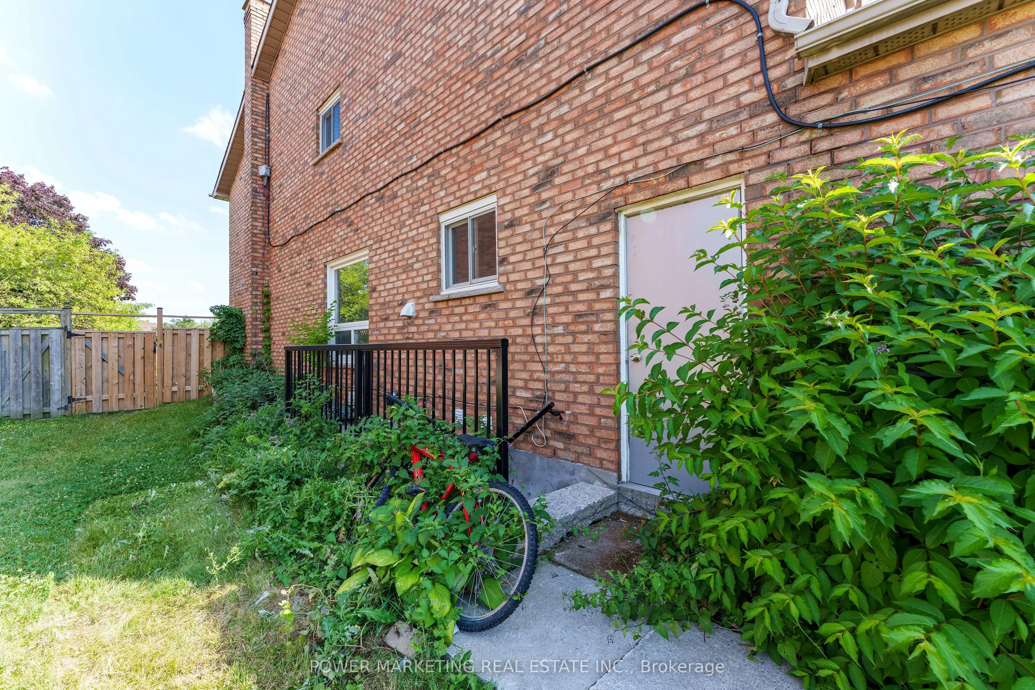 3 Newbury Crescent