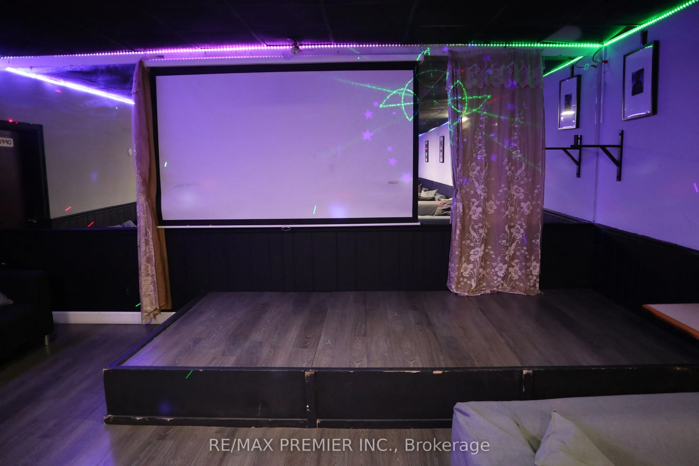1387 Lawrence Avenue W