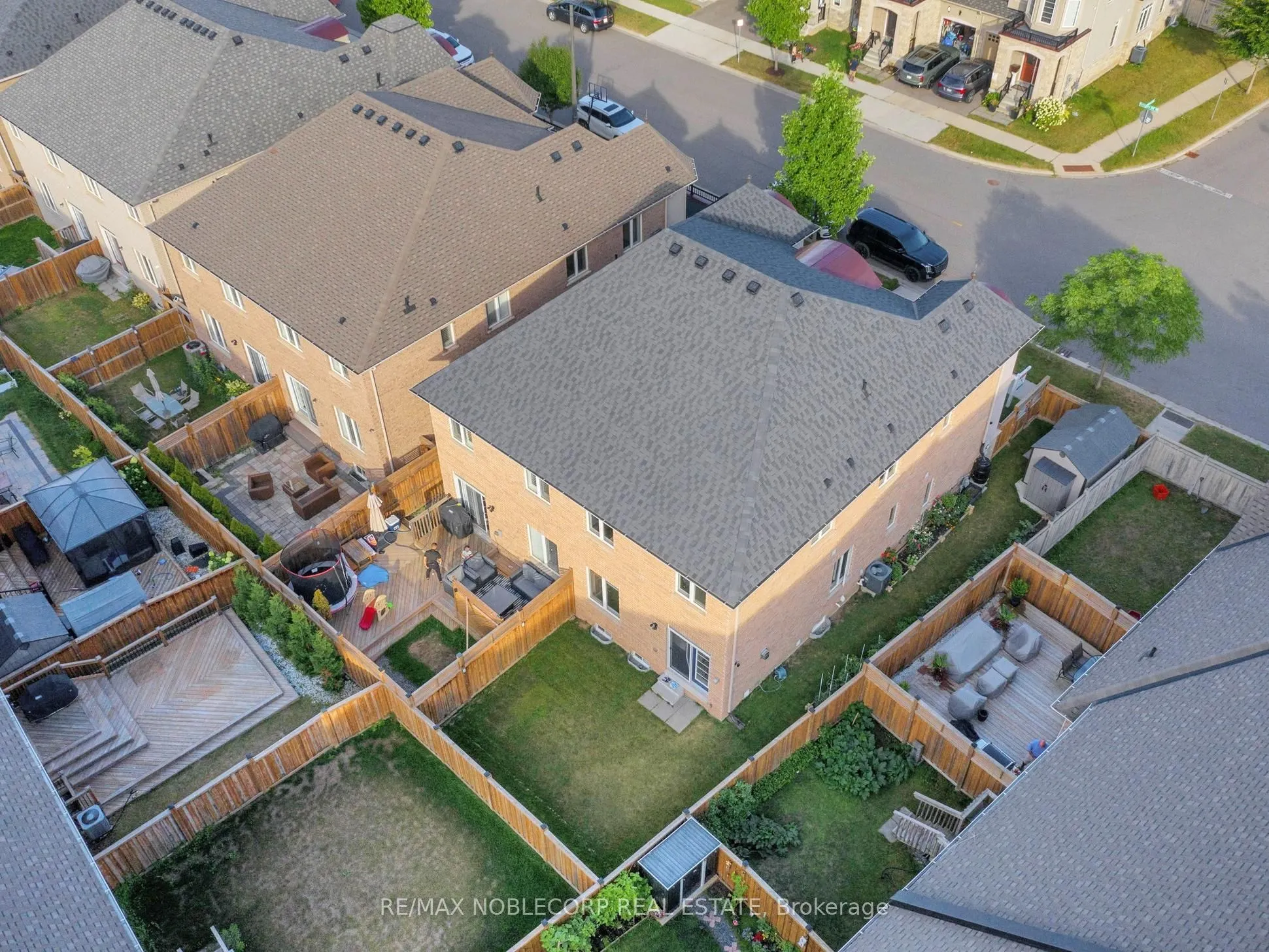 593 Settlers Road W