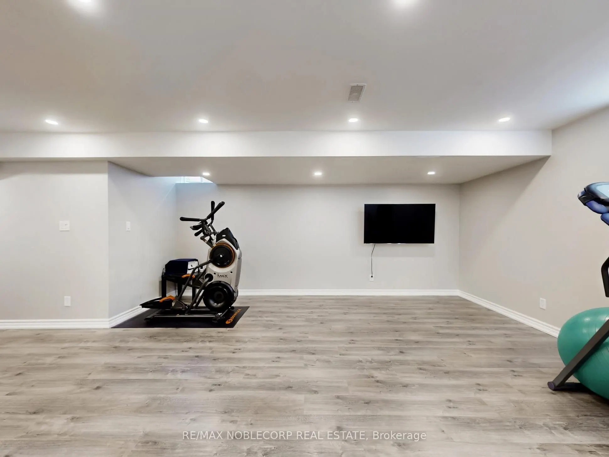 593 Settlers Road W