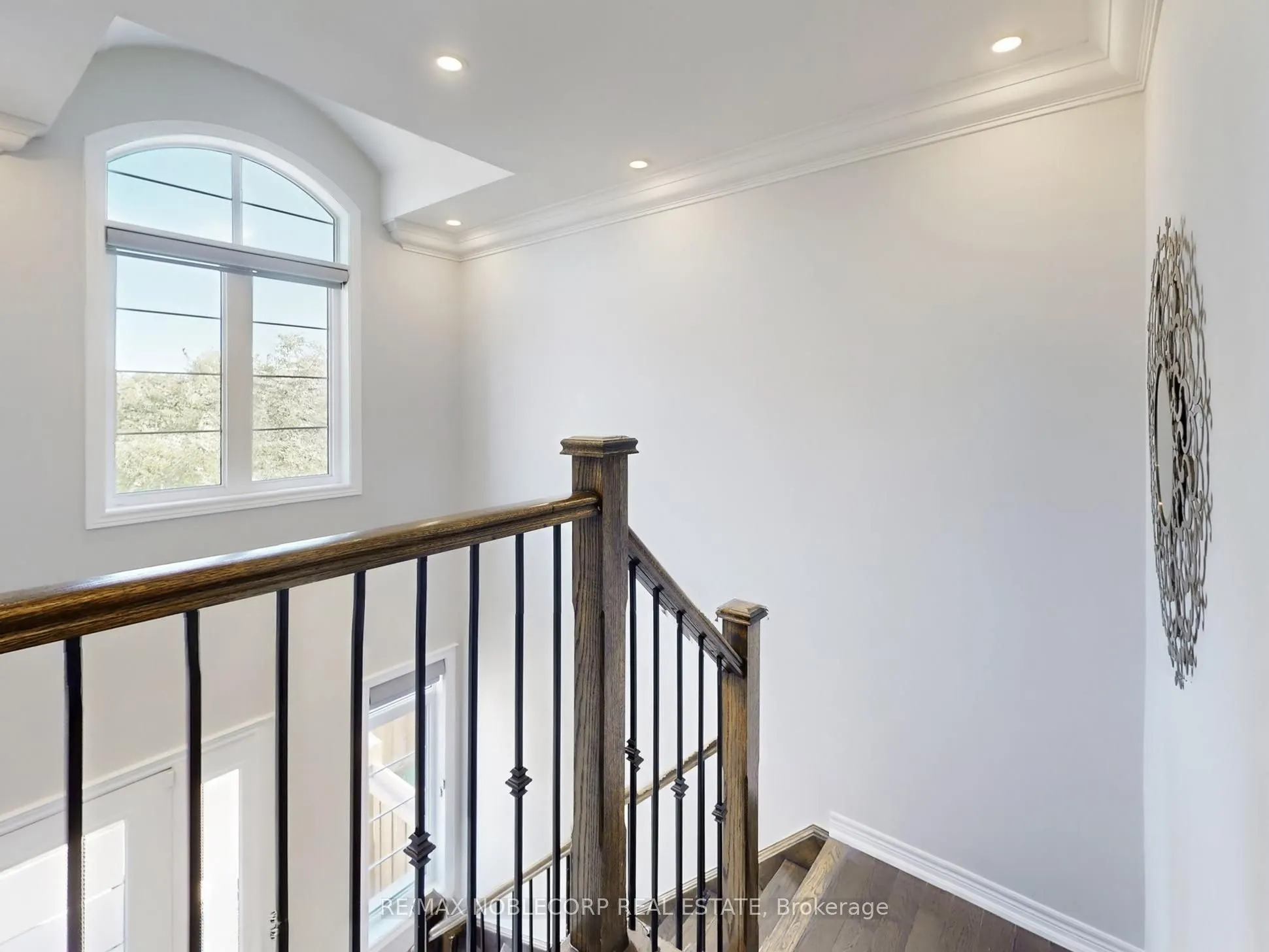 593 Settlers Road W