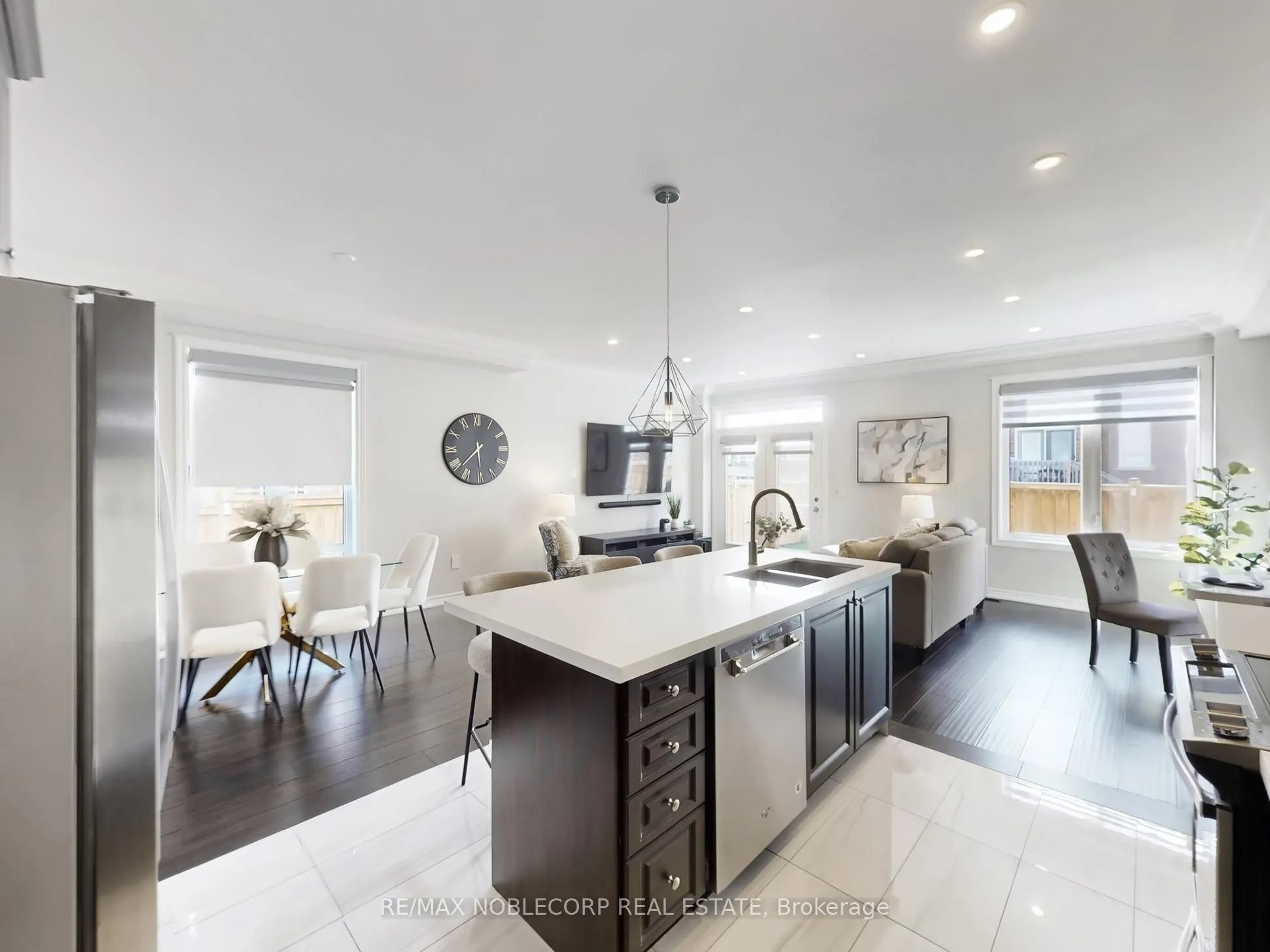 593 Settlers Road W