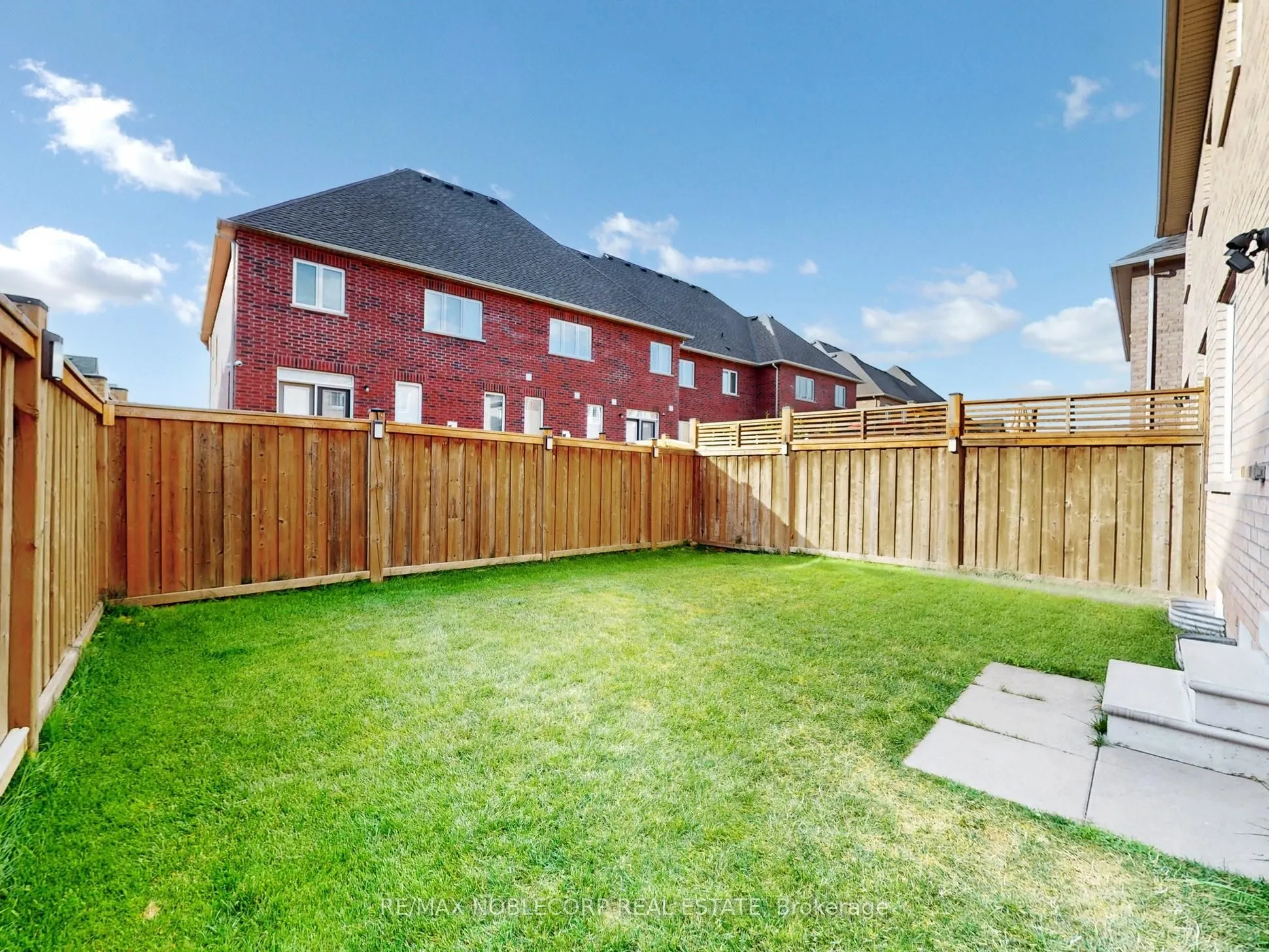 593 Settlers Road W