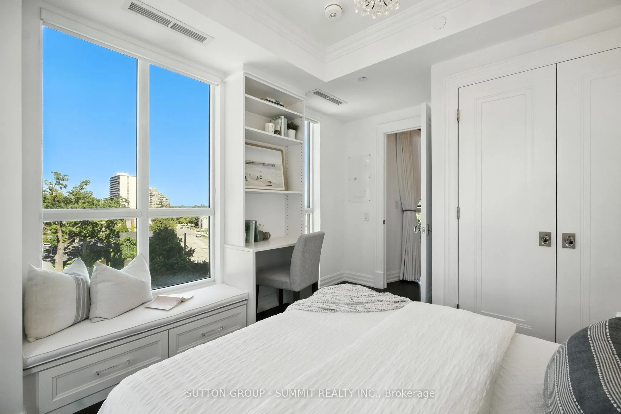 2060 Lakeshore Road, #404