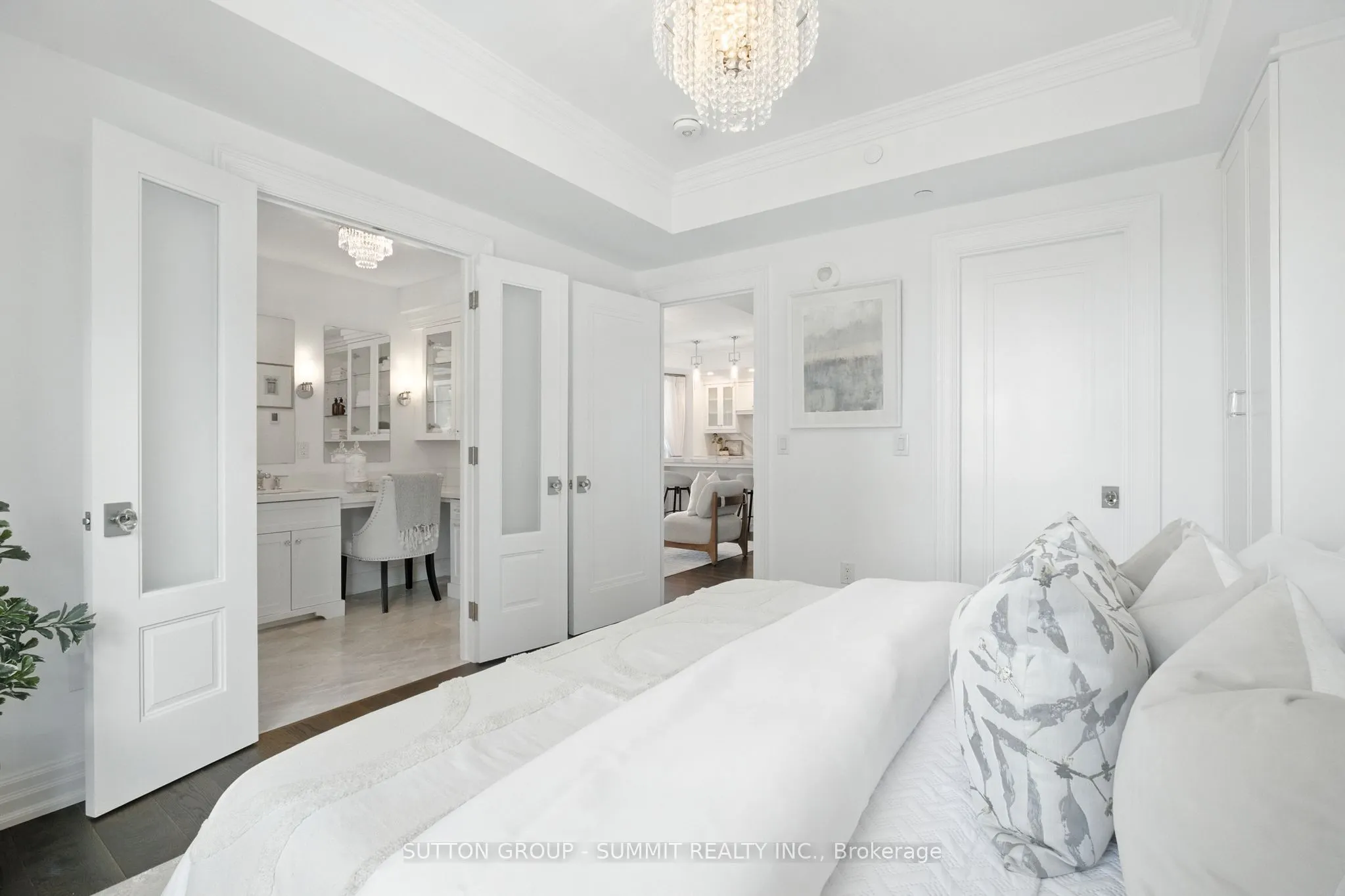 2060 Lakeshore Road, #404