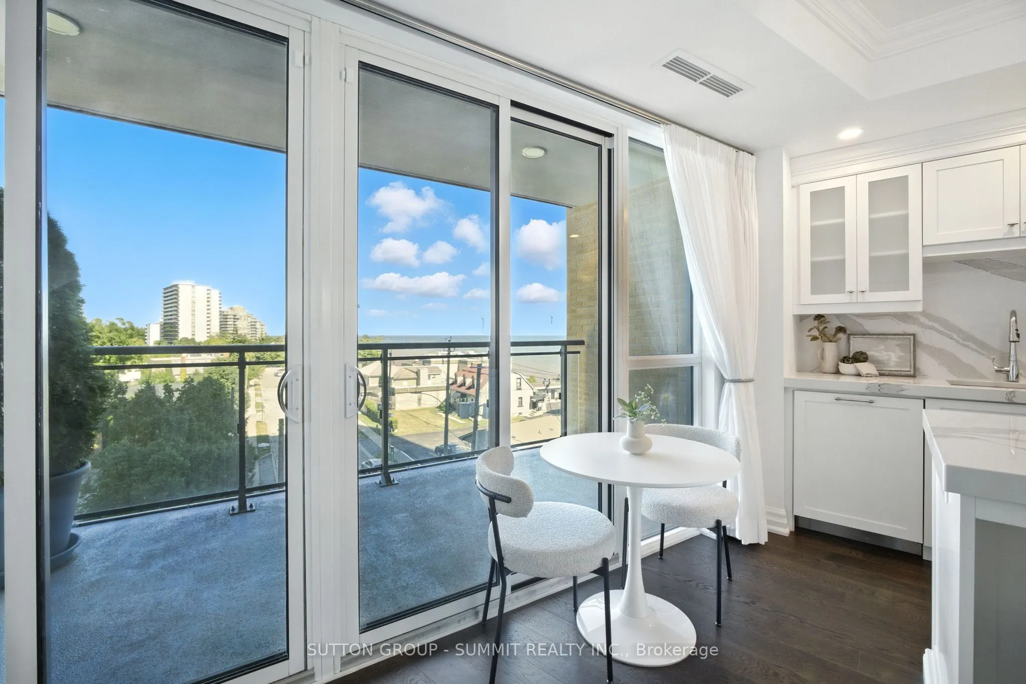2060 Lakeshore Road, #404