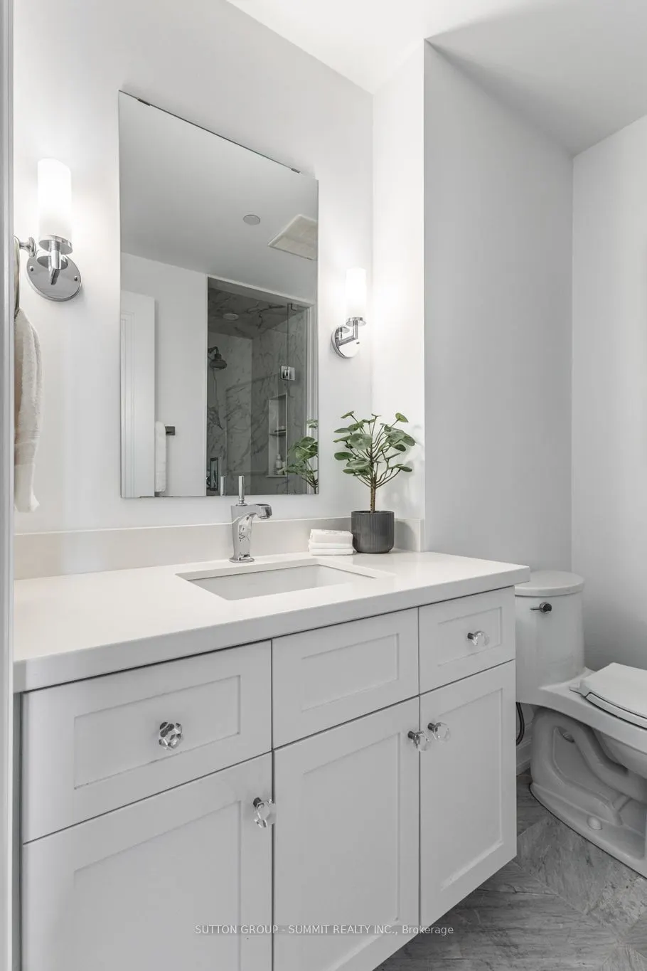 2060 Lakeshore Road, #404