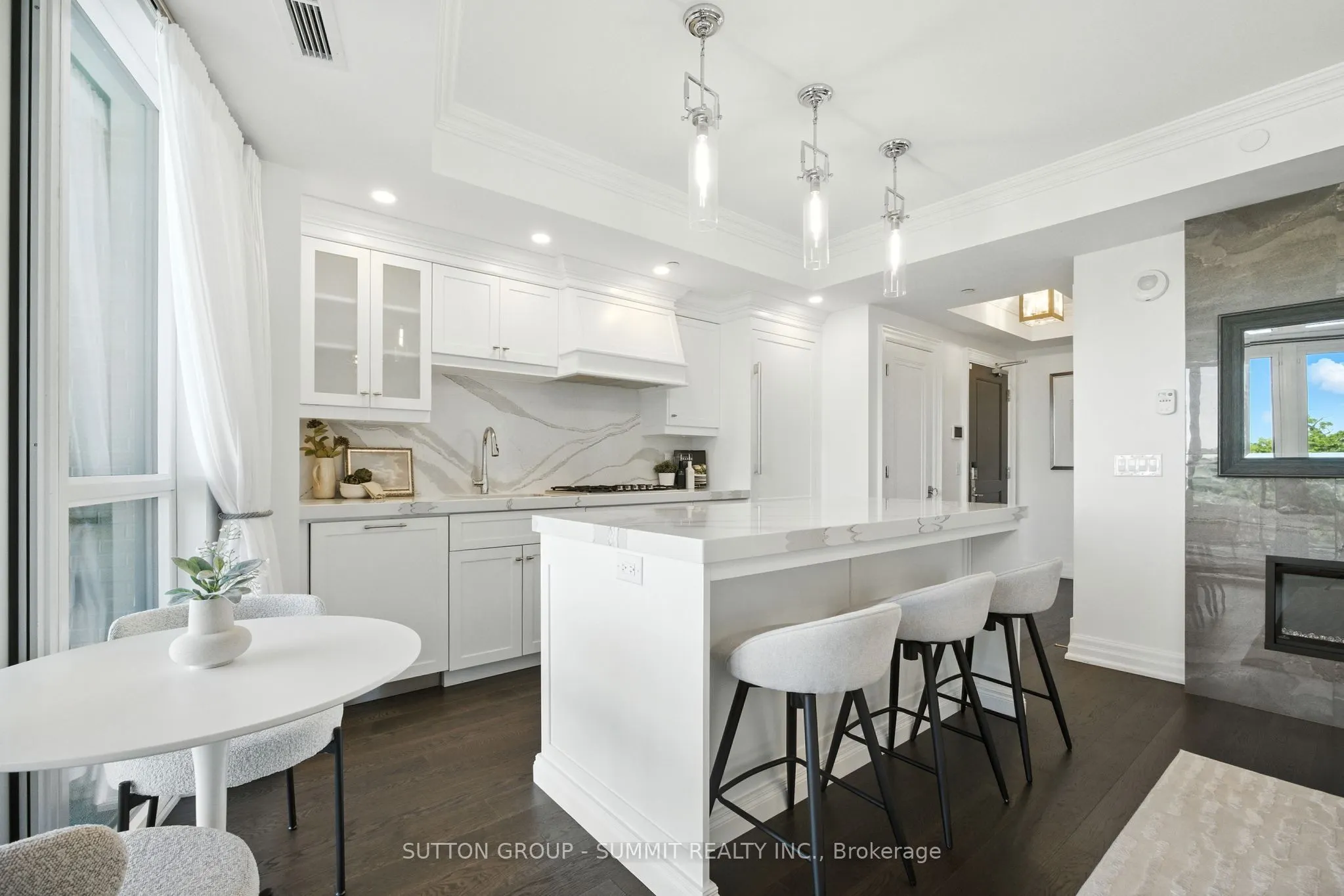 2060 Lakeshore Road, #404