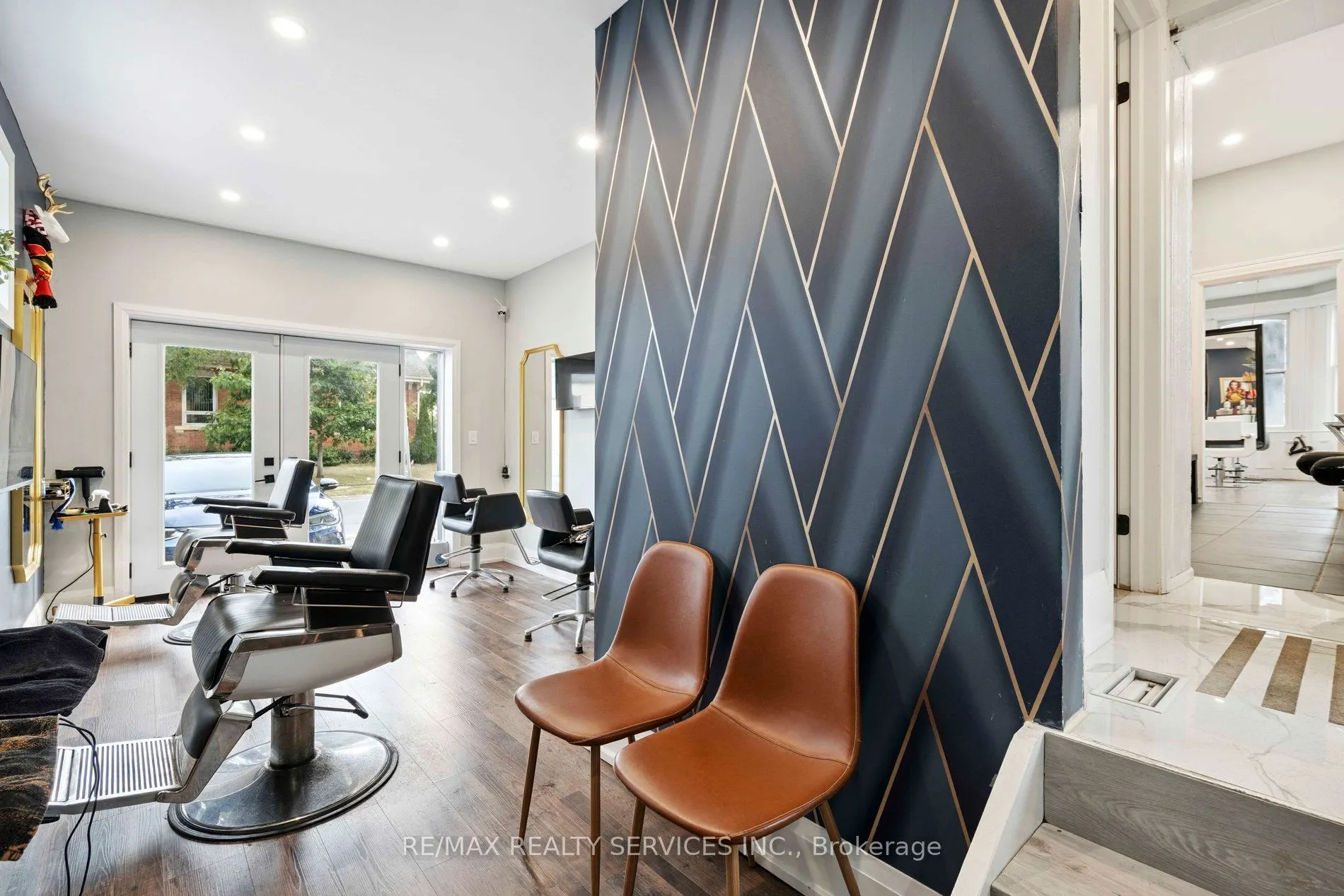 127 Queen Street W